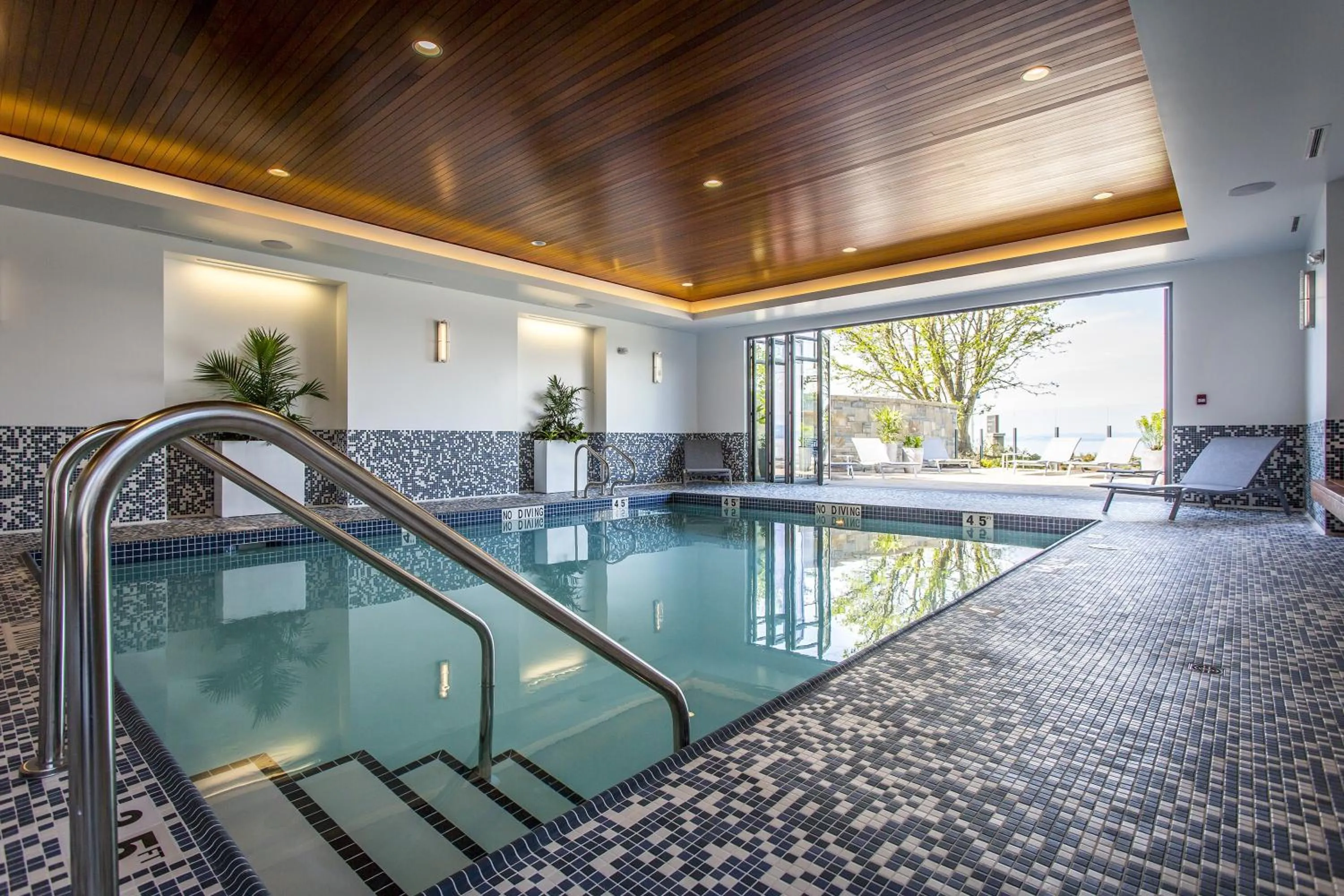 Swimming pool in Qualicum Beach Inn