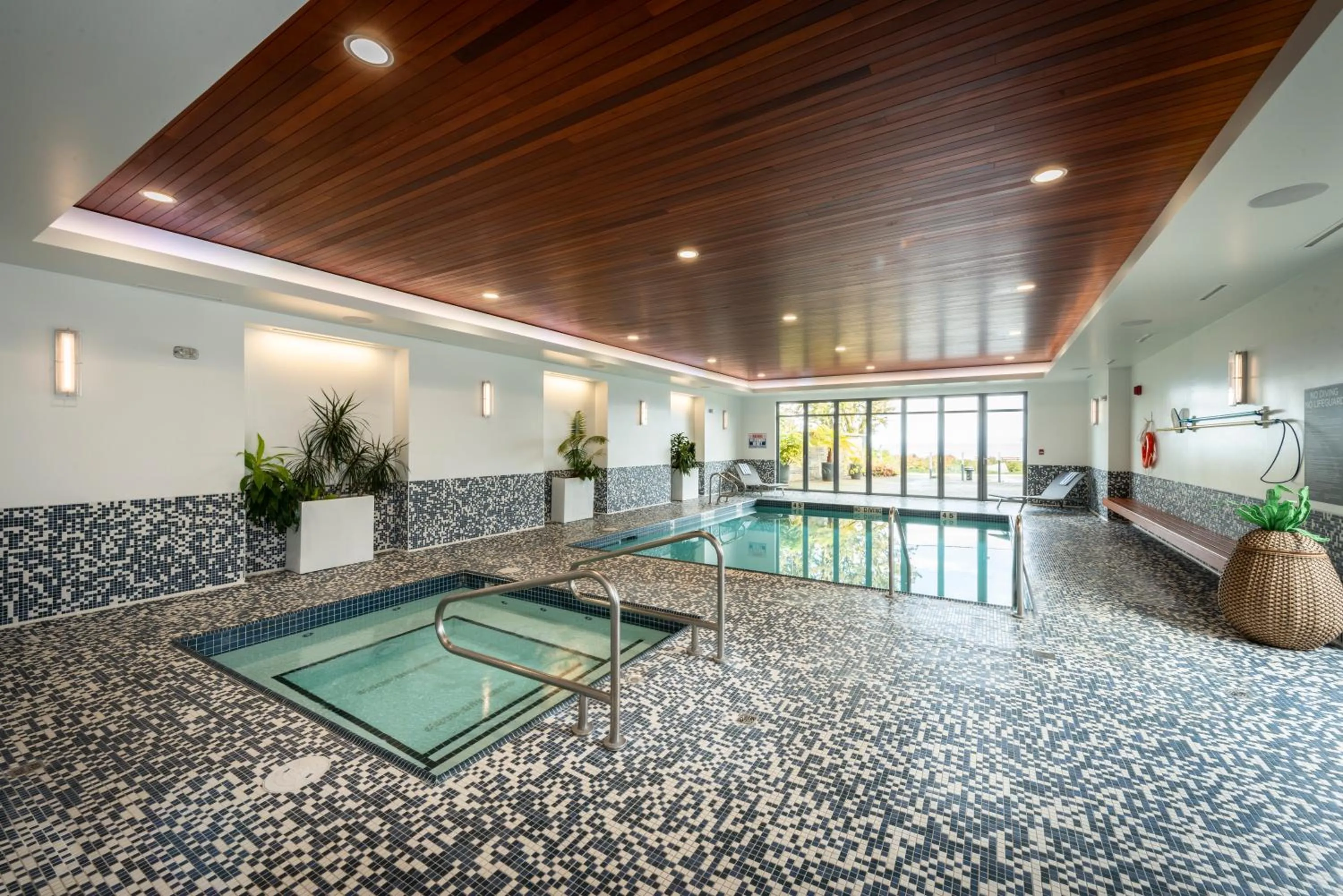 Swimming pool in Qualicum Beach Inn