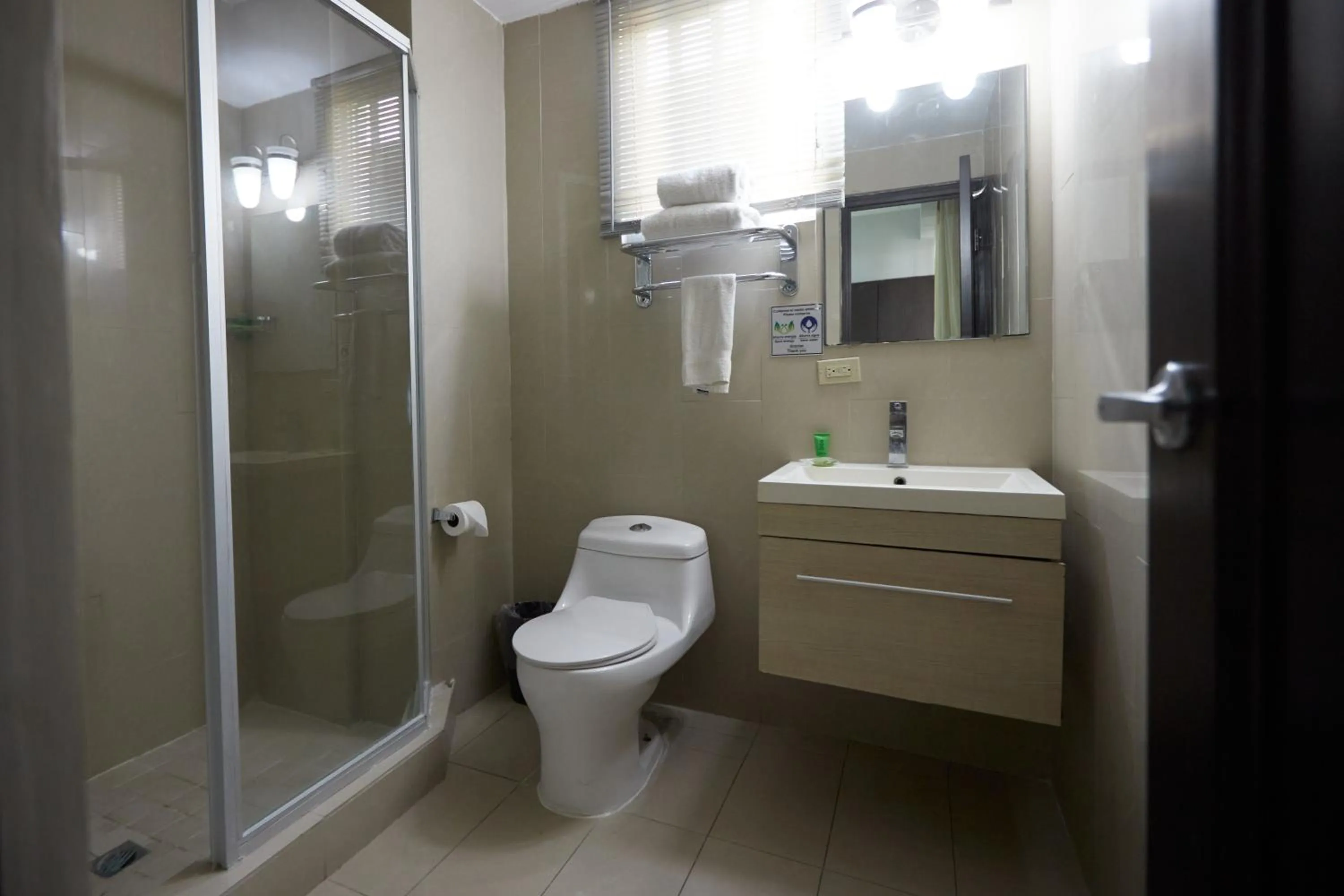 Shower in Metro Hotel Panama