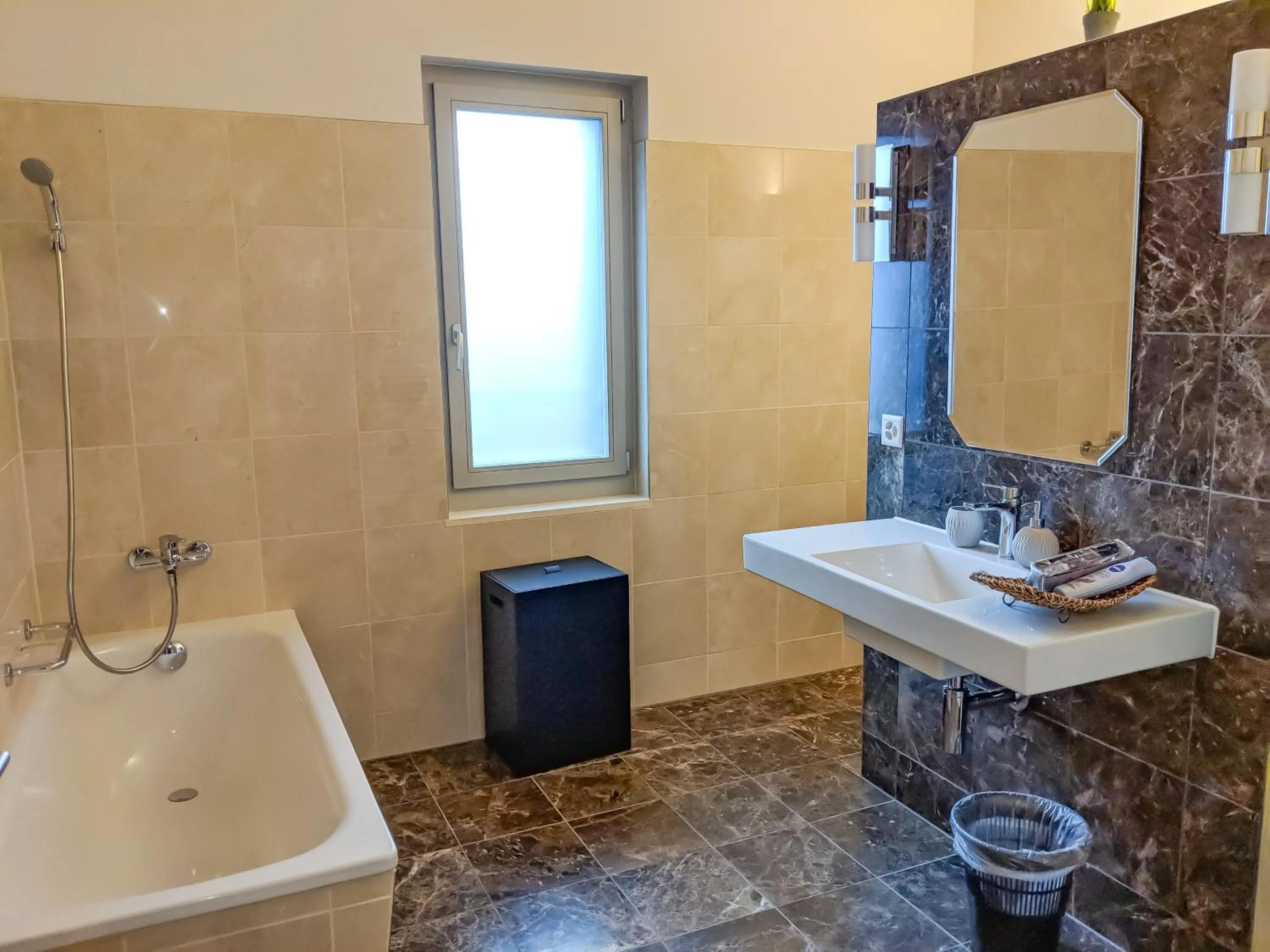 Shower in Hotel Lakeview bei Interlaken