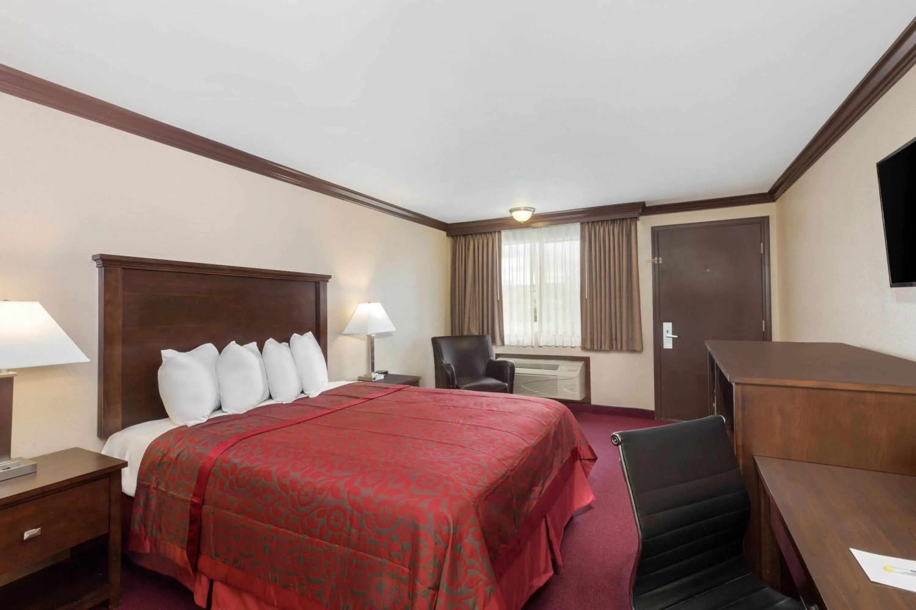 Photo of the whole room, Bed in Days Inn by Wyndham Auburn