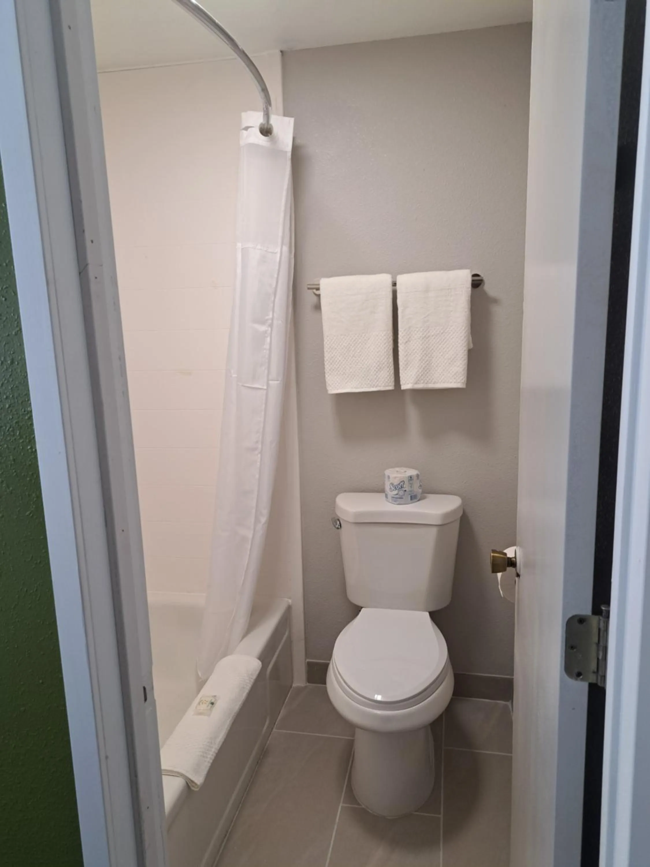 Shower in Quality Inn