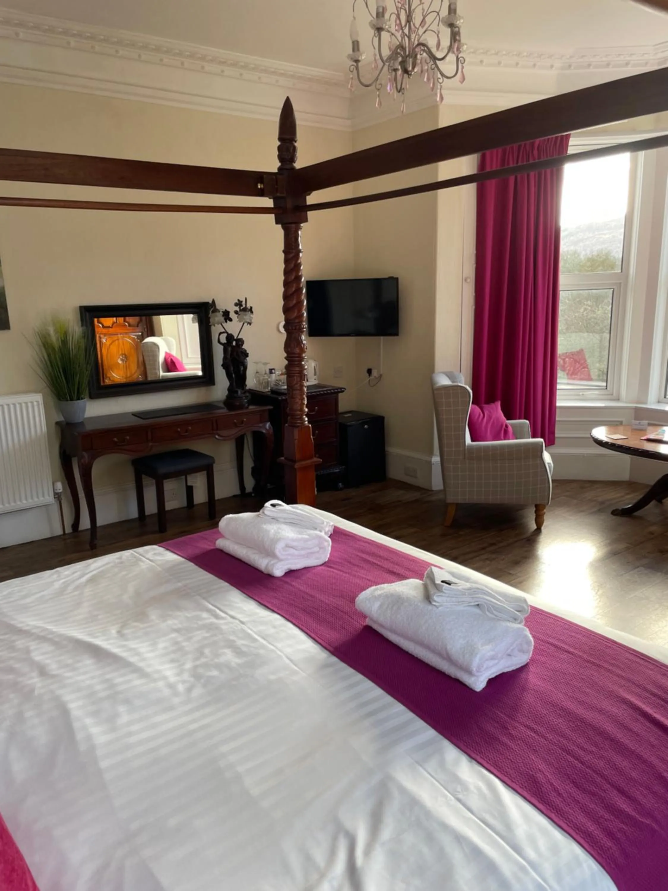 Bed in The Claymore Guest House