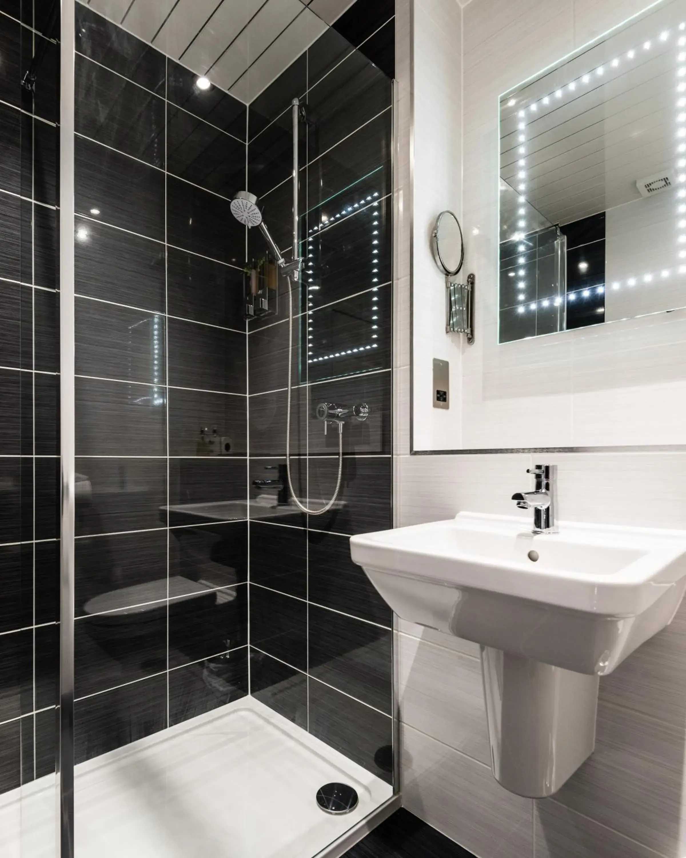 Superior Twin Room in The Claymore Guest House Superior Twin Room in The Claymore Guest House