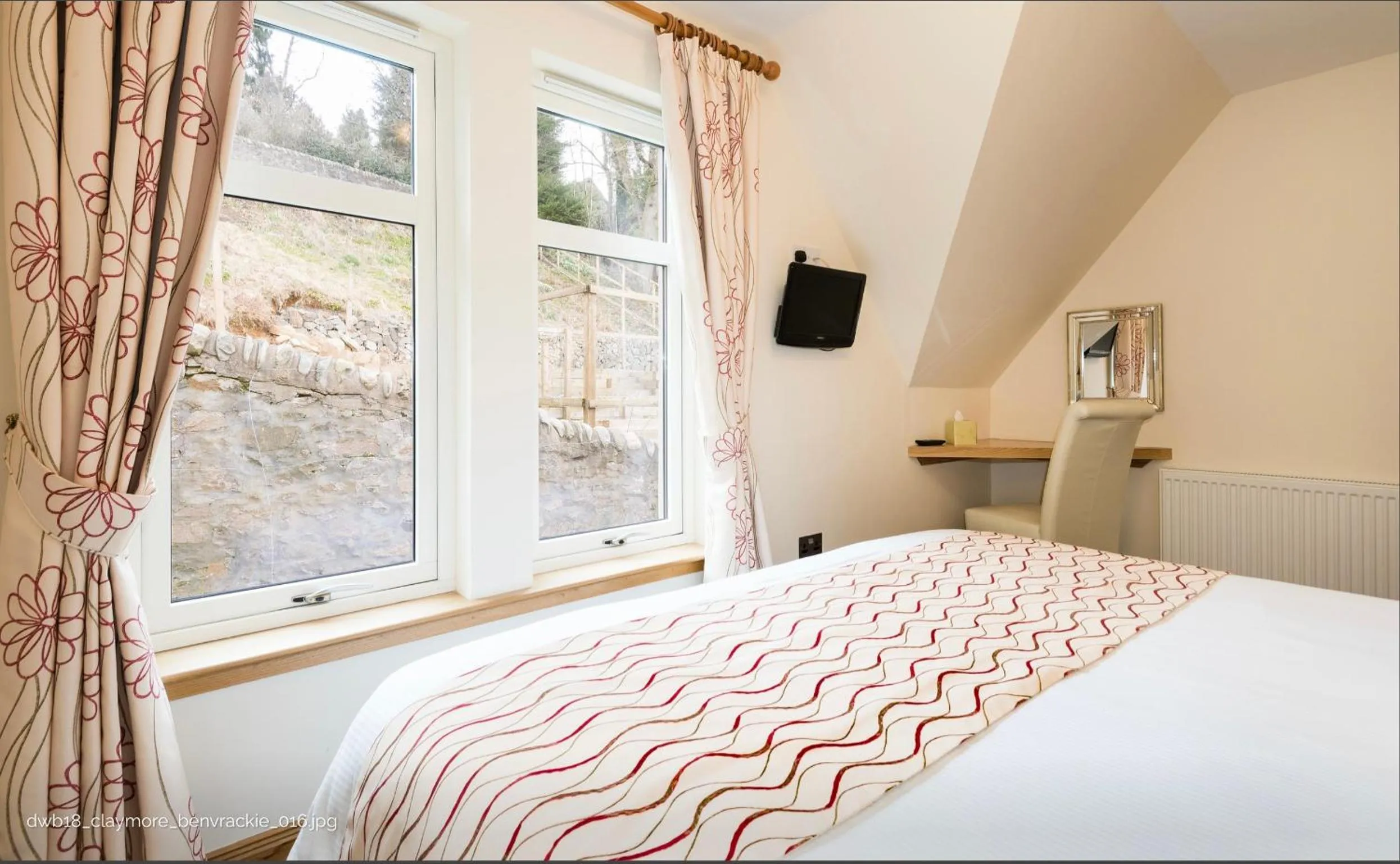 Bed in The Claymore Guest House