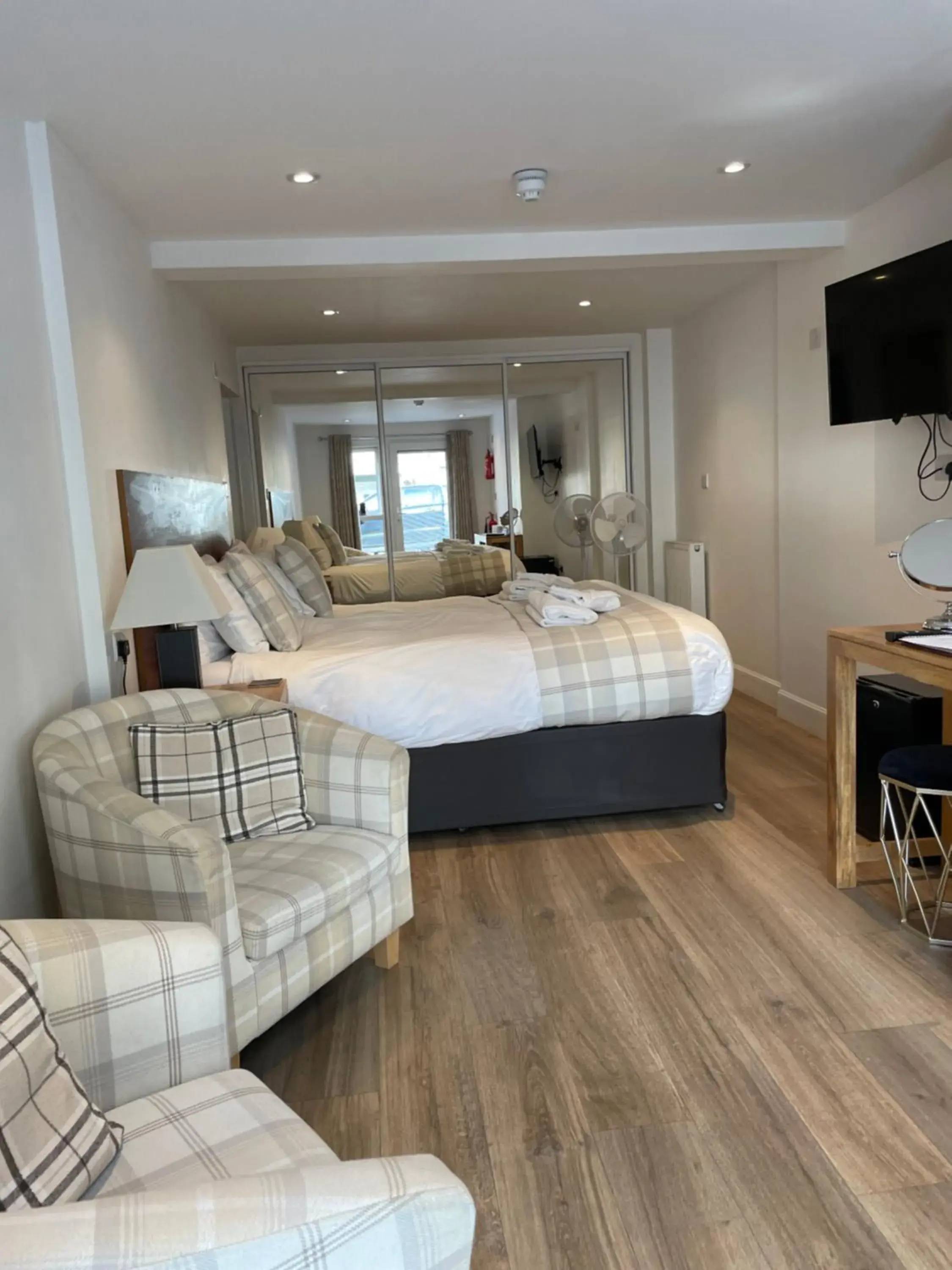 Superior King Room in The Claymore Guest House Superior King Room in The Claymore Guest House