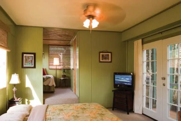 Decorative detail, Bed in Ka'awa Loa Plantation