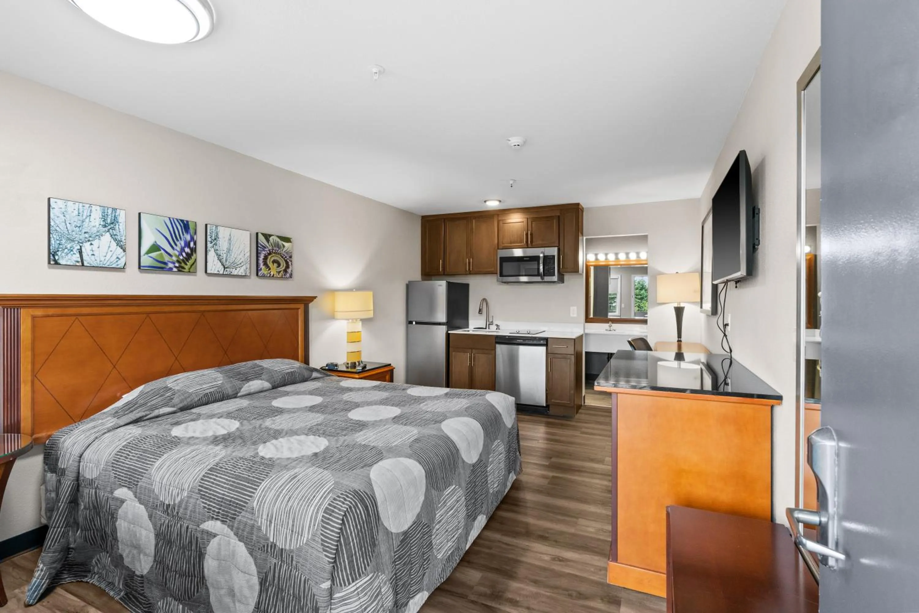 Kitchen or kitchenette, Bed in Basecamp Puyallup a Travelodge by Wyndham