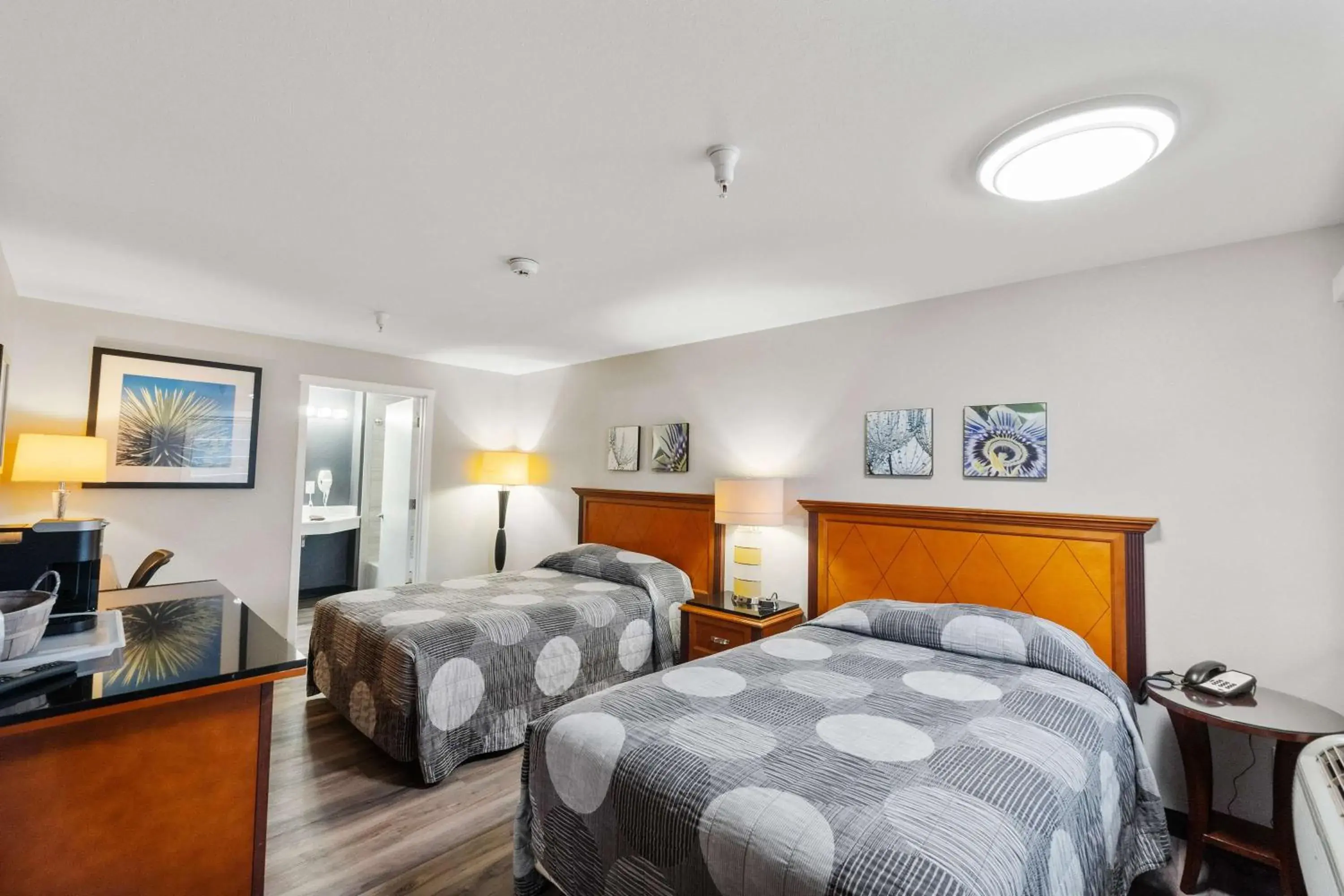 Photo of the whole room, Bed in Basecamp Puyallup a Travelodge by Wyndham Photo of the whole room, Bed in Basecamp Puyallup a Travelodge by Wyndham