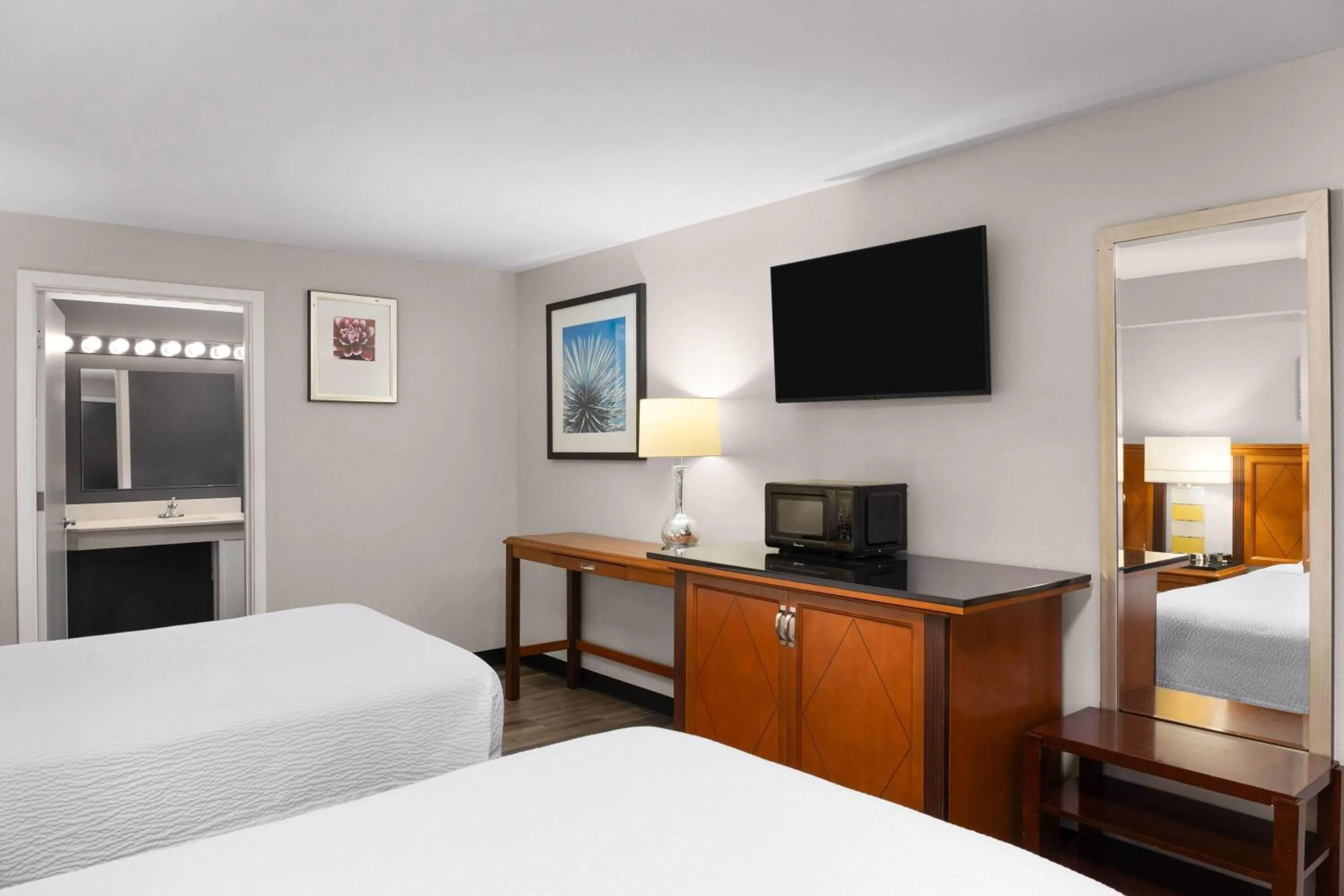 Photo of the whole room, Bed in Basecamp Puyallup a Travelodge by Wyndham