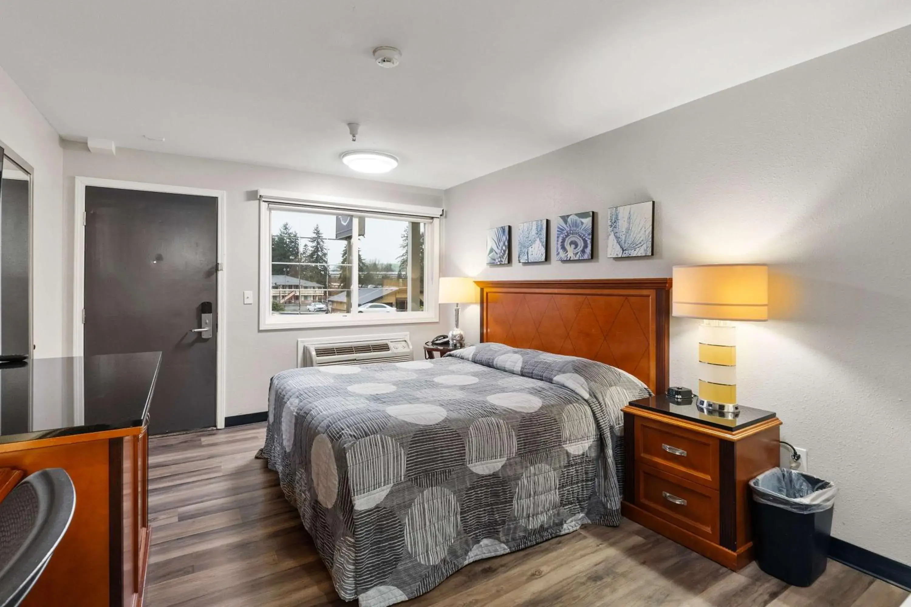 Photo of the whole room, Bed in Basecamp Puyallup a Travelodge by Wyndham Photo of the whole room, Bed in Basecamp Puyallup a Travelodge by Wyndham