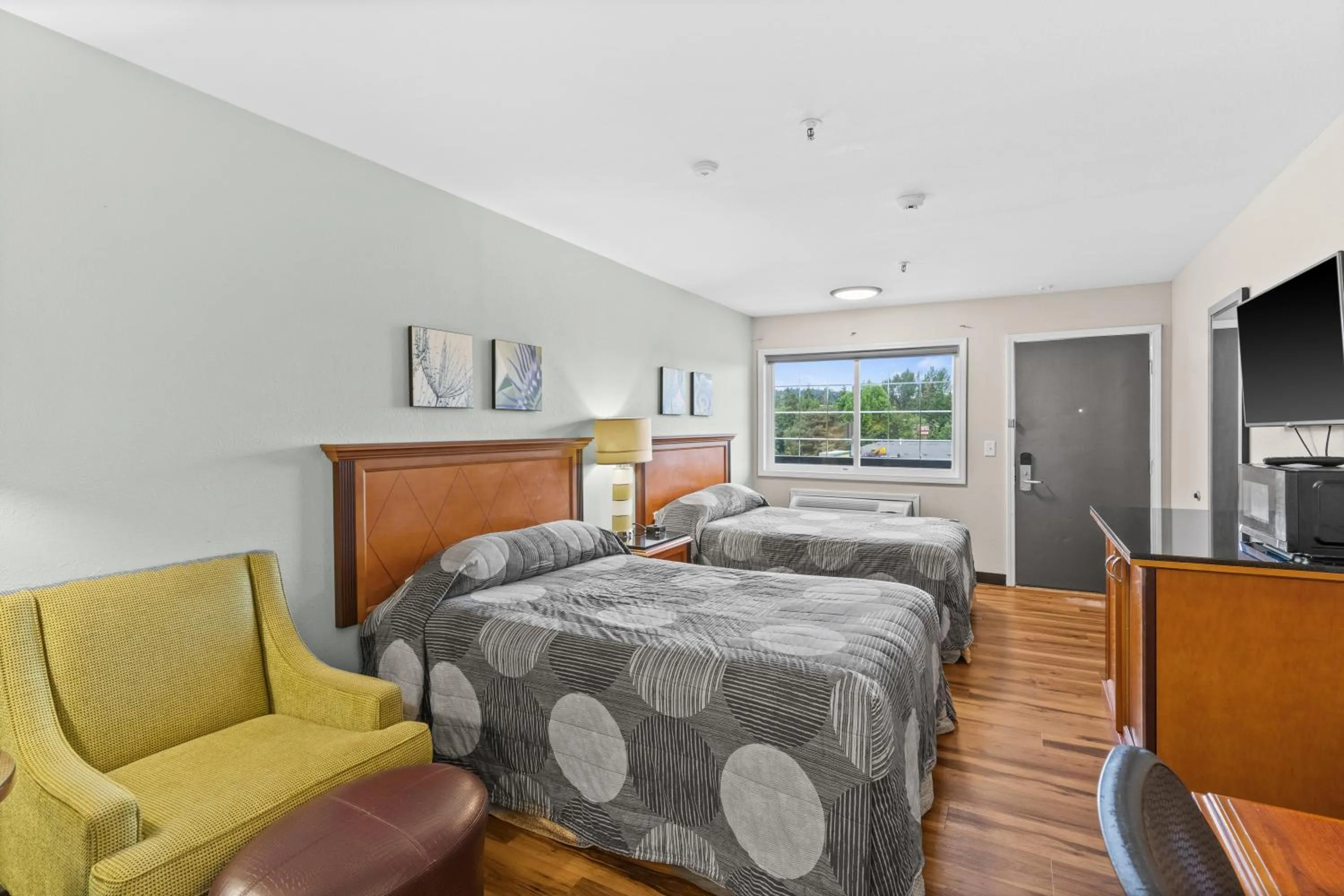 Bedroom, Bed in Basecamp Puyallup a Travelodge by Wyndham