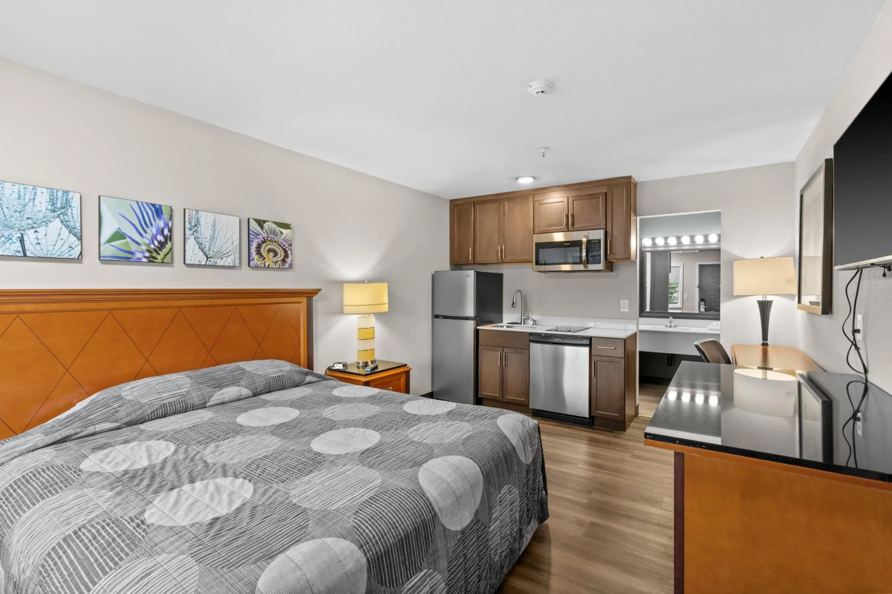 Kitchen or kitchenette, Bed in Basecamp Puyallup a Travelodge by Wyndham