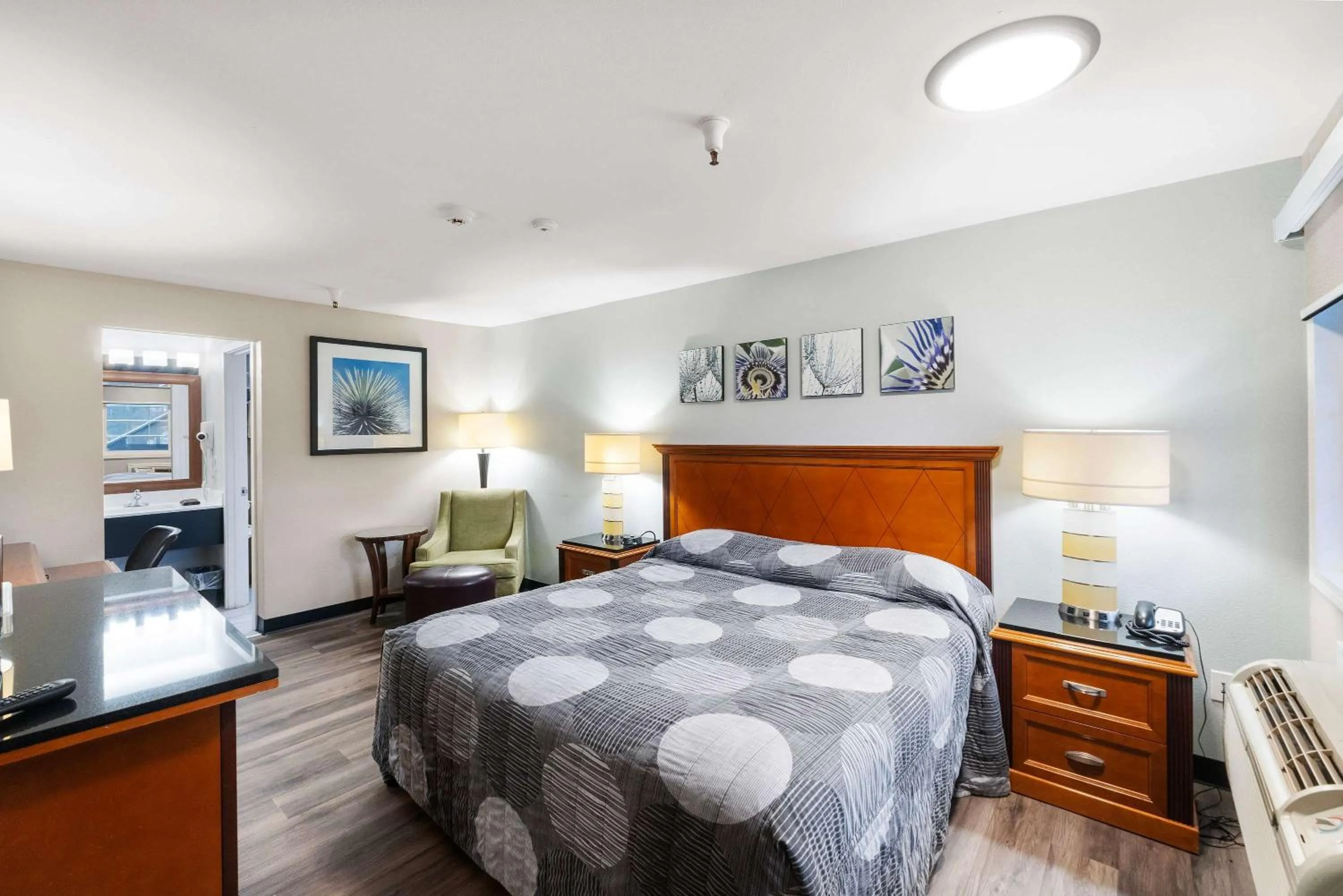 Photo of the whole room, Bed in Basecamp Puyallup a Travelodge by Wyndham