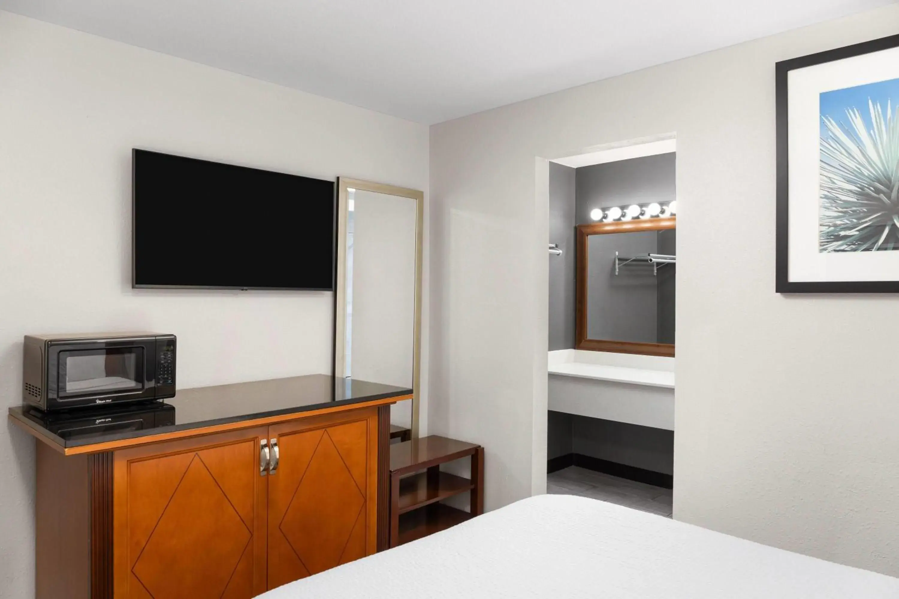 Photo of the whole room, Bed in Basecamp Puyallup a Travelodge by Wyndham Photo of the whole room, Bed in Basecamp Puyallup a Travelodge by Wyndham