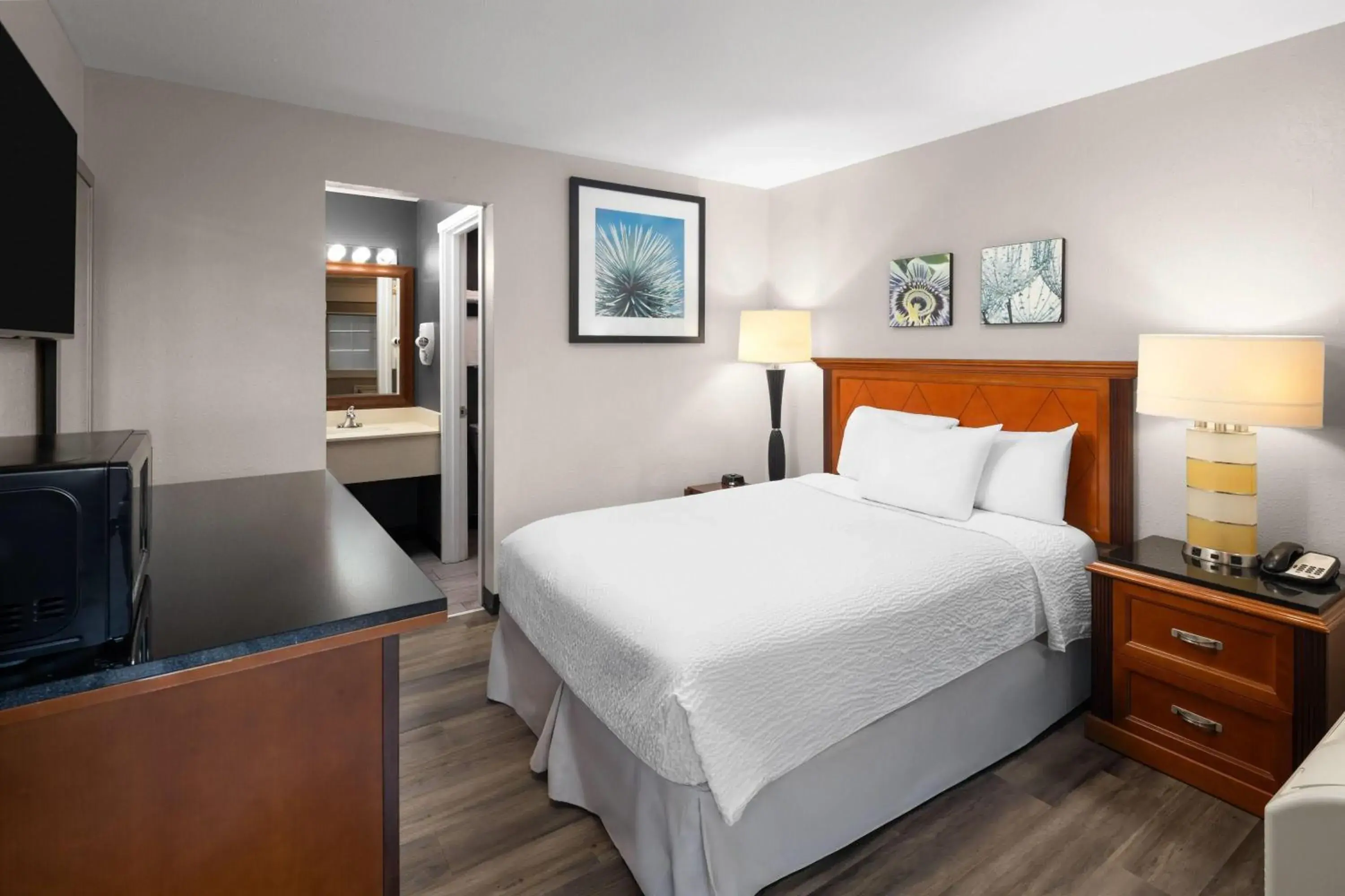 Photo of the whole room, Bed in Basecamp Puyallup a Travelodge by Wyndham Photo of the whole room, Bed in Basecamp Puyallup a Travelodge by Wyndham