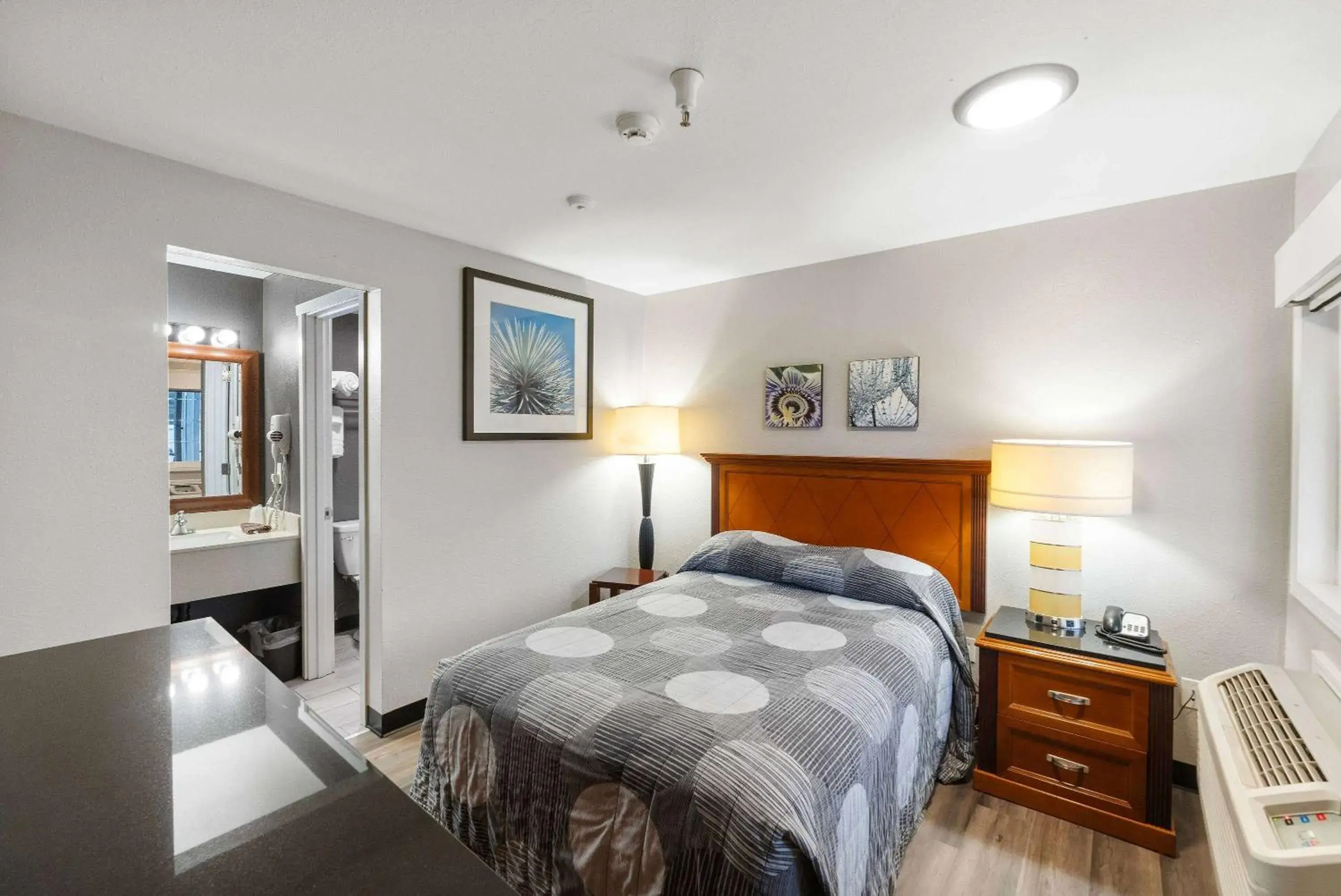 Photo of the whole room, Bed in Basecamp Puyallup a Travelodge by Wyndham Photo of the whole room, Bed in Basecamp Puyallup a Travelodge by Wyndham