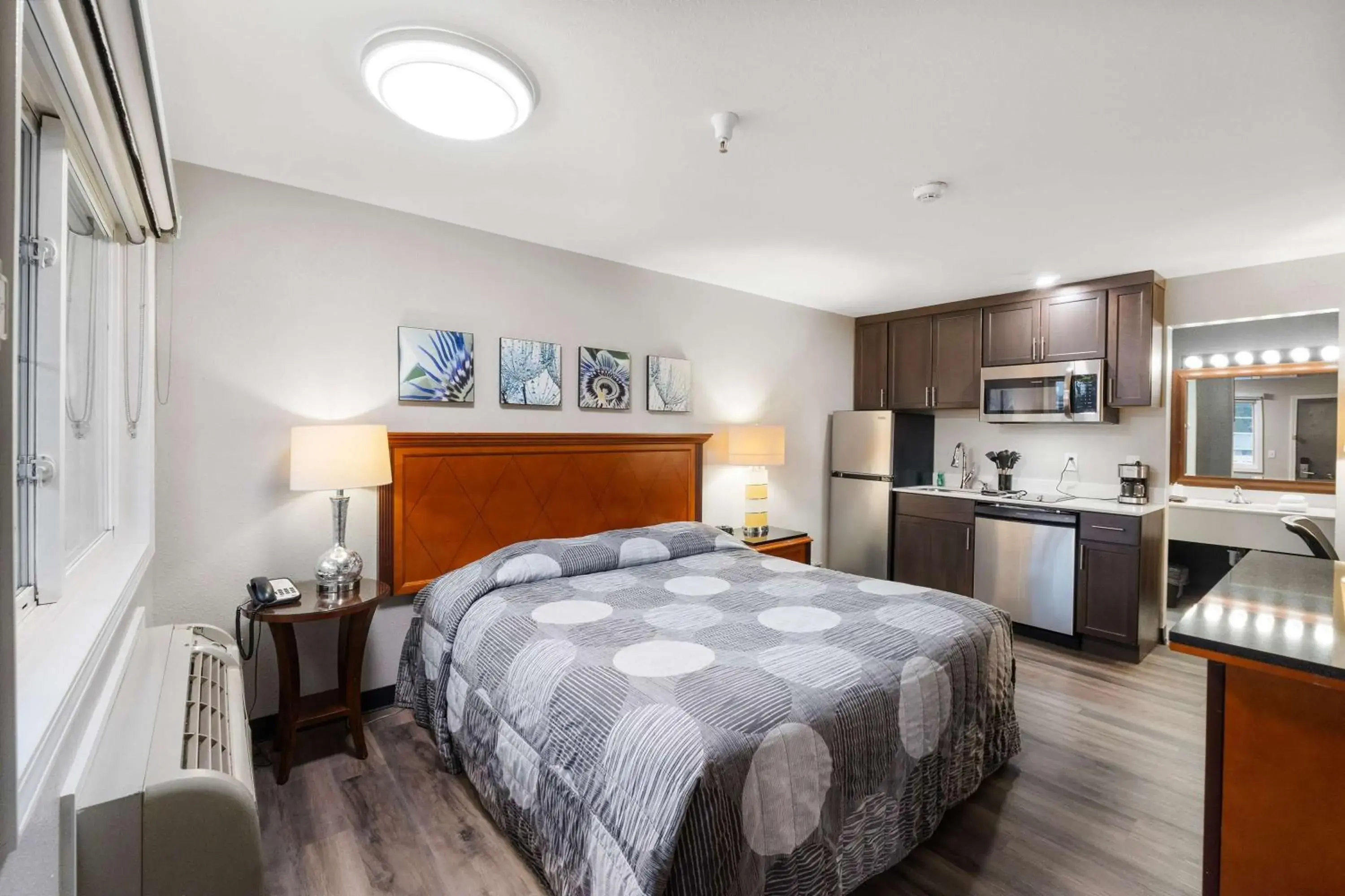 Photo of the whole room, Bed in Basecamp Puyallup a Travelodge by Wyndham Photo of the whole room, Bed in Basecamp Puyallup a Travelodge by Wyndham