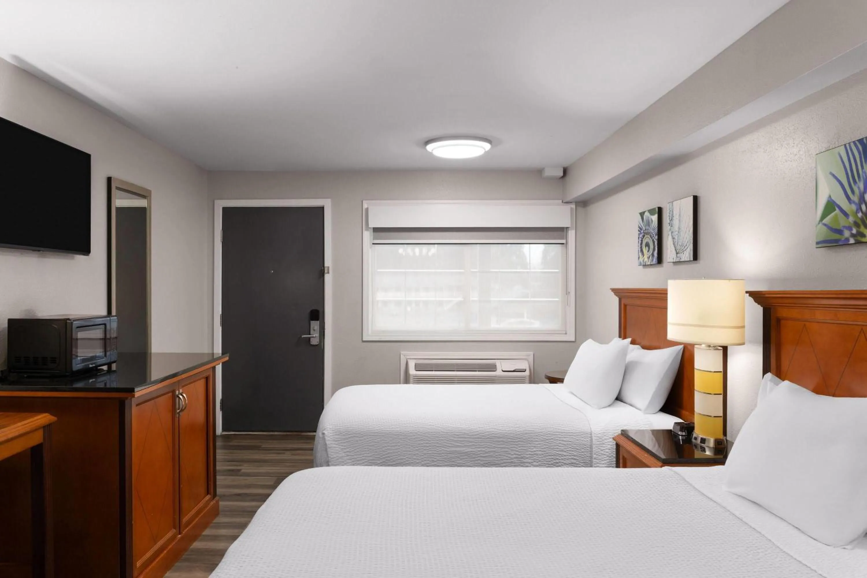 Photo of the whole room, Bed in Basecamp Puyallup a Travelodge by Wyndham