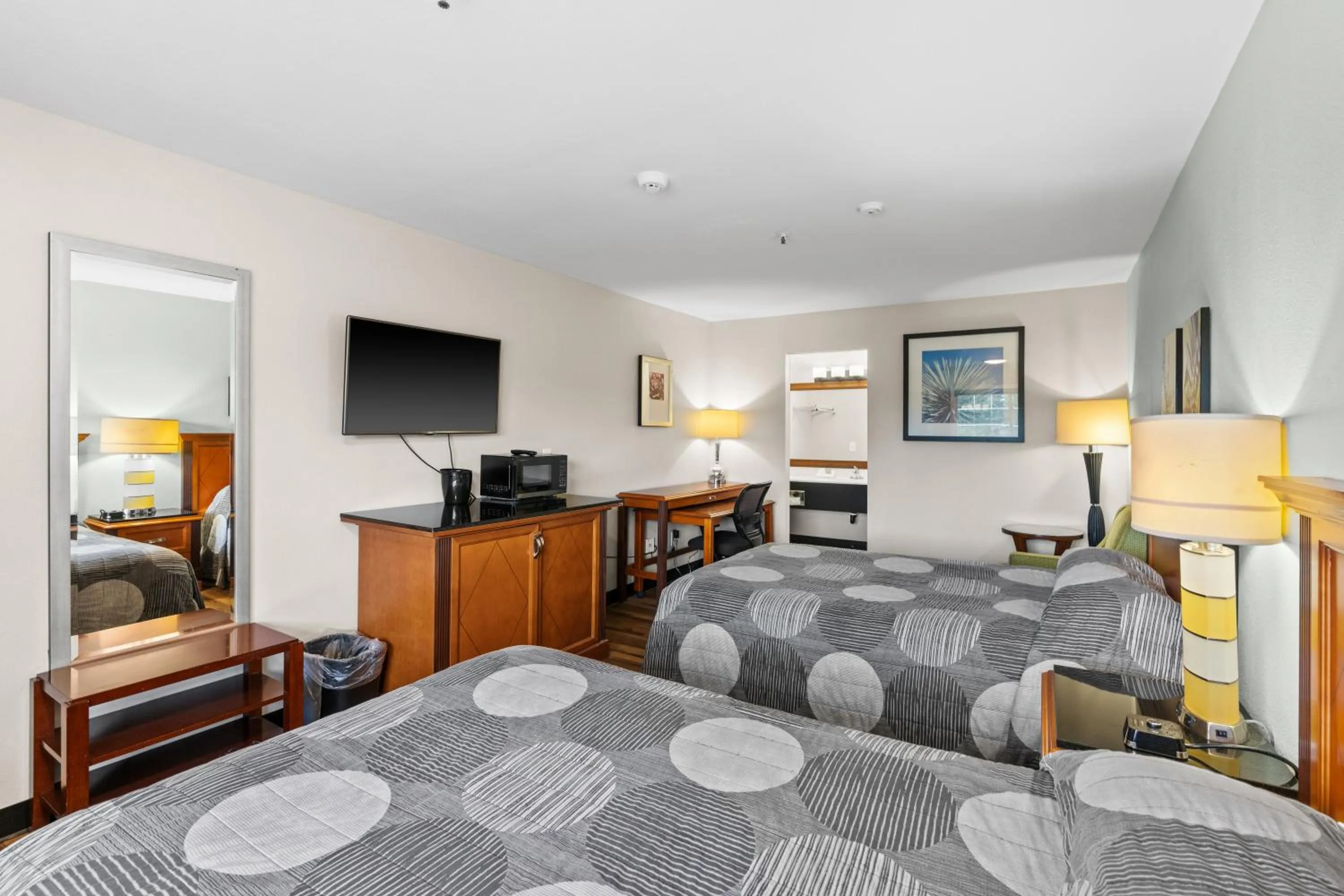 Bedroom, Bed in Basecamp Puyallup a Travelodge by Wyndham