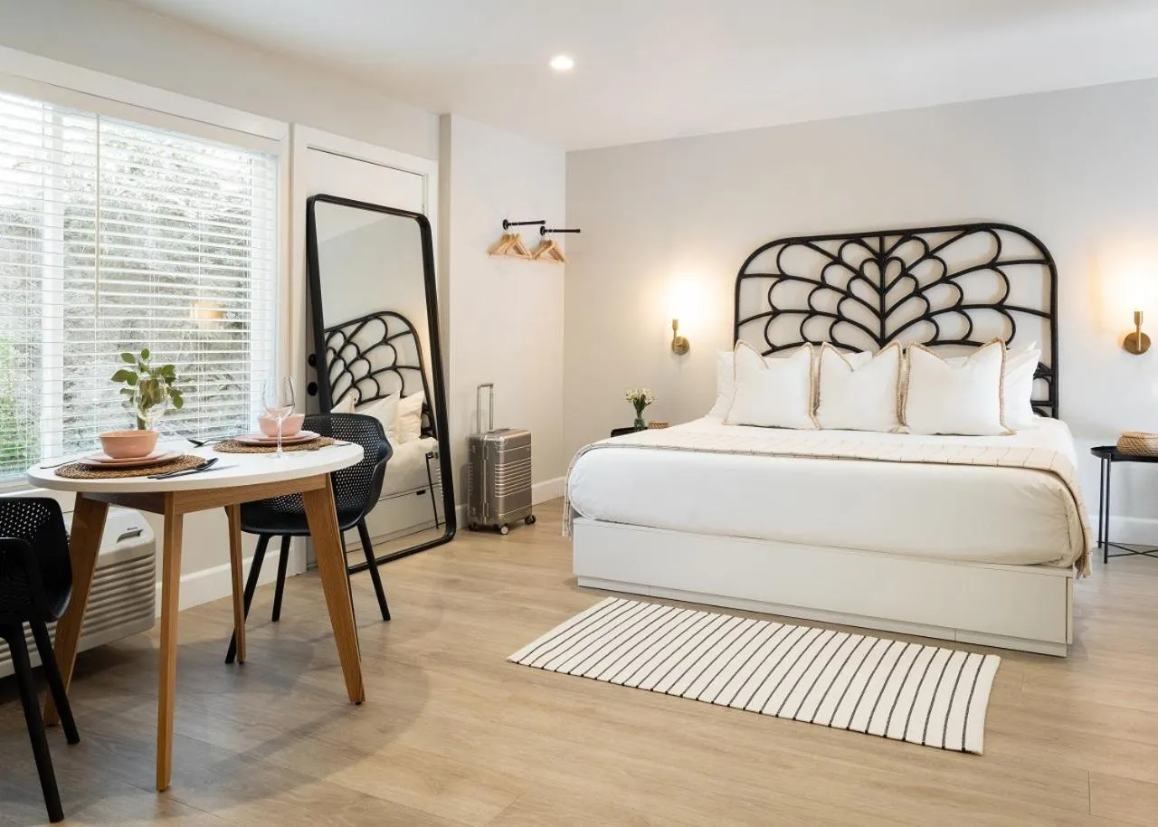 Bedroom in Laguna Beach Lodge