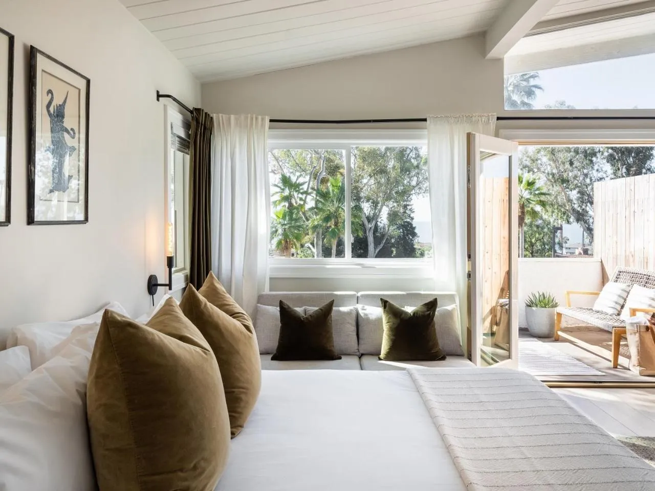 Bedroom in Laguna Beach Lodge
