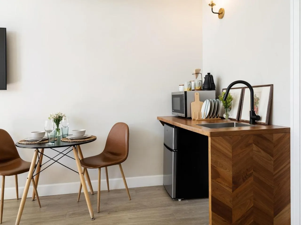 Kitchen or kitchenette, Coffee/Tea Facilities in Laguna Beach Lodge