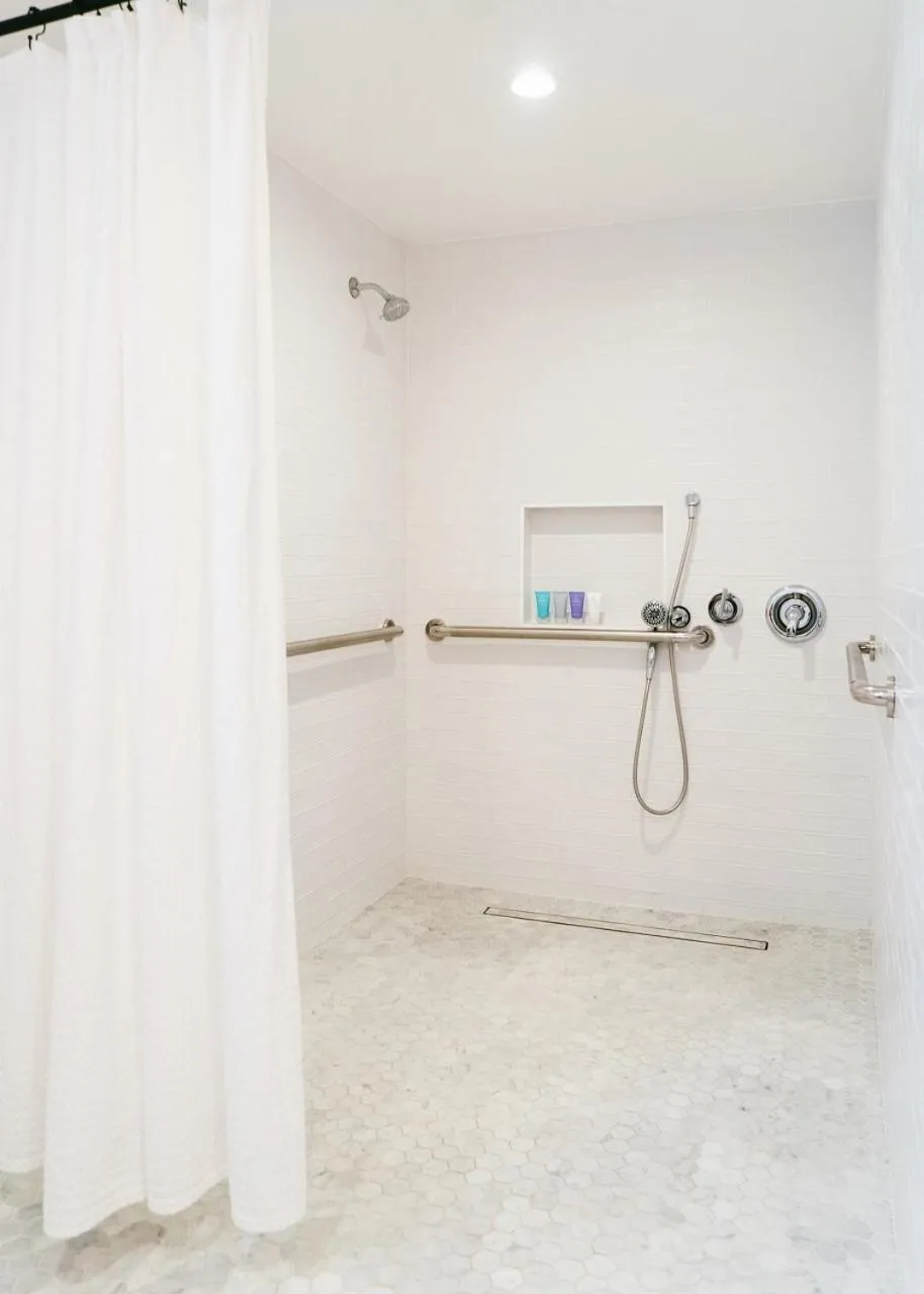 Shower, Bathroom in Laguna Beach Lodge