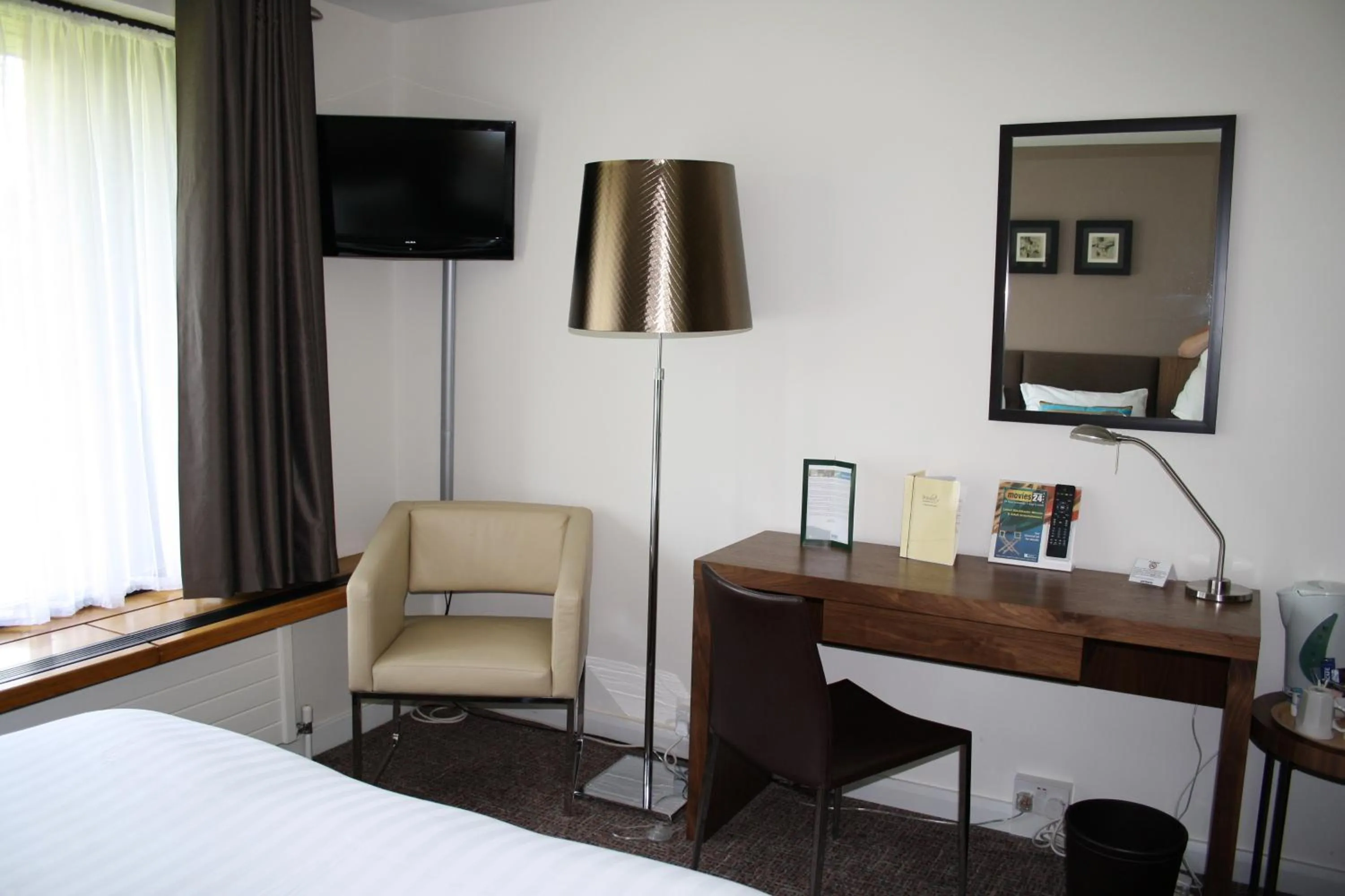 Seating area, Bed in Ramada Telford Ironbridge