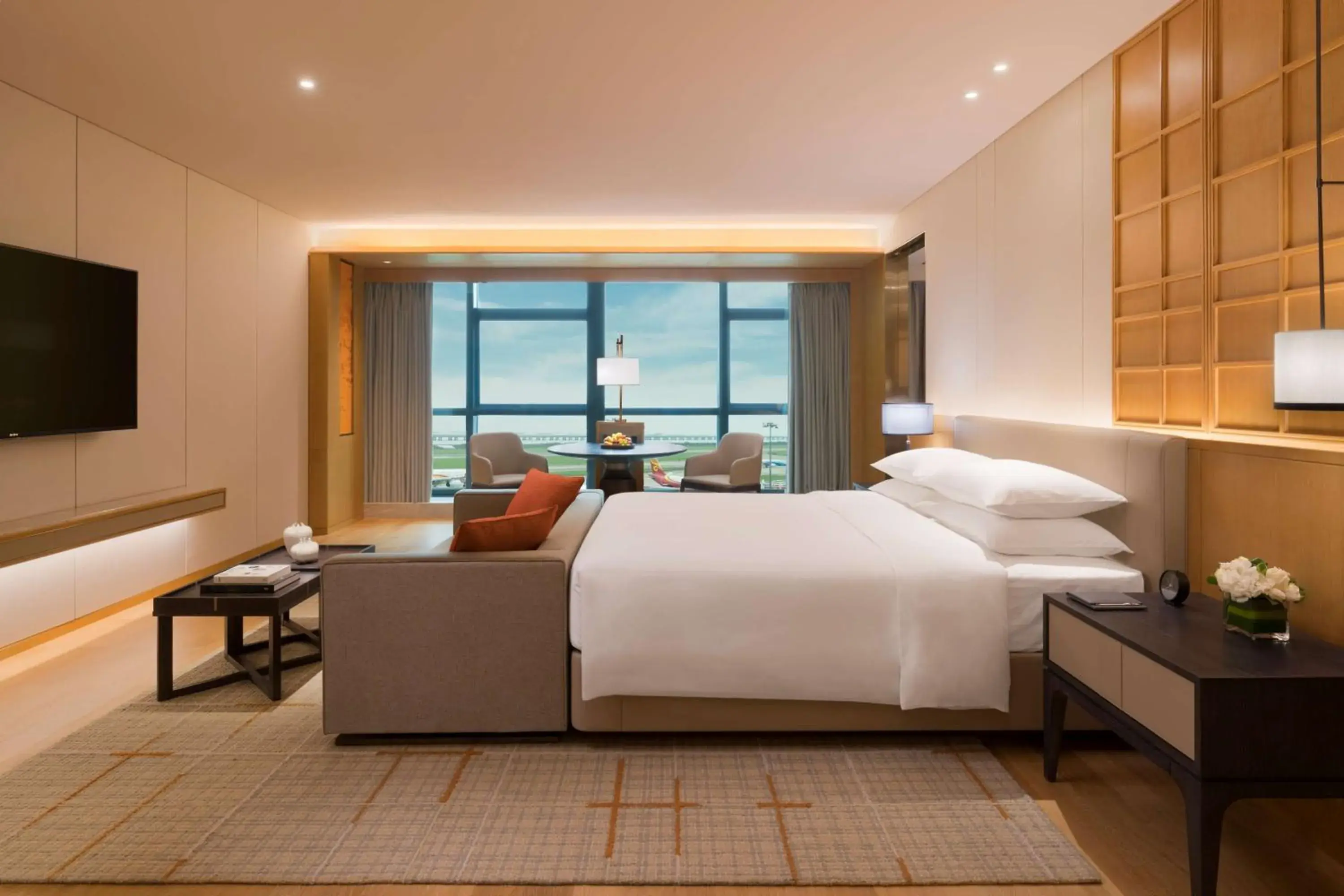 Photo of the whole room, Bed in Hyatt Regency Shenzhen Airport Photo of the whole room, Bed in Hyatt Regency Shenzhen Airport