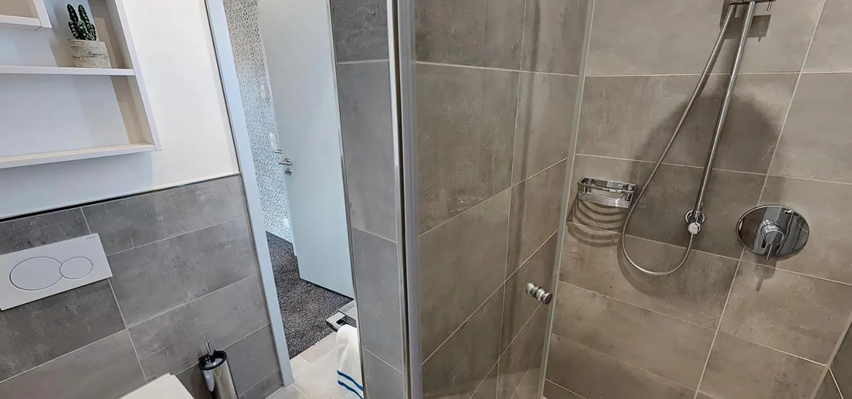 Bathroom in Boardinghouse Emden