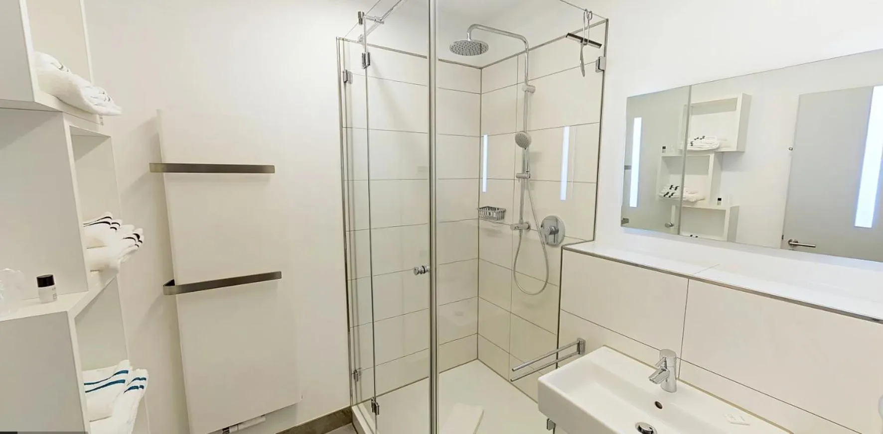 Bathroom in Boardinghouse Emden