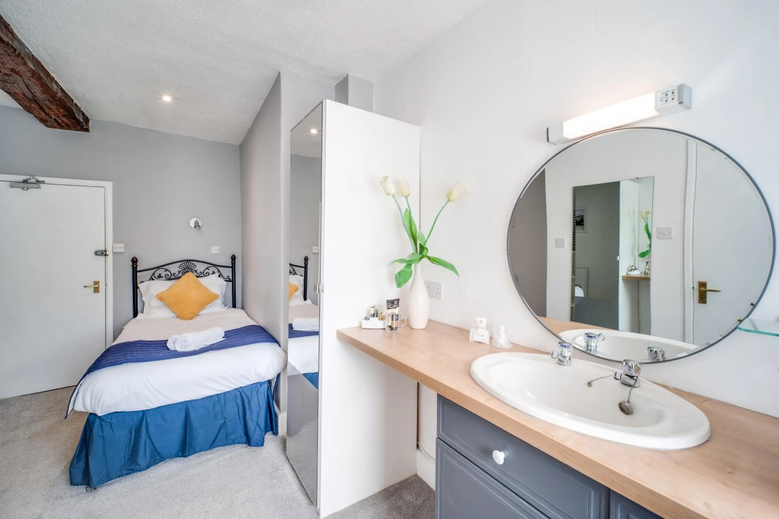 Photo of the whole room, Bed in The Beaufort Hotel