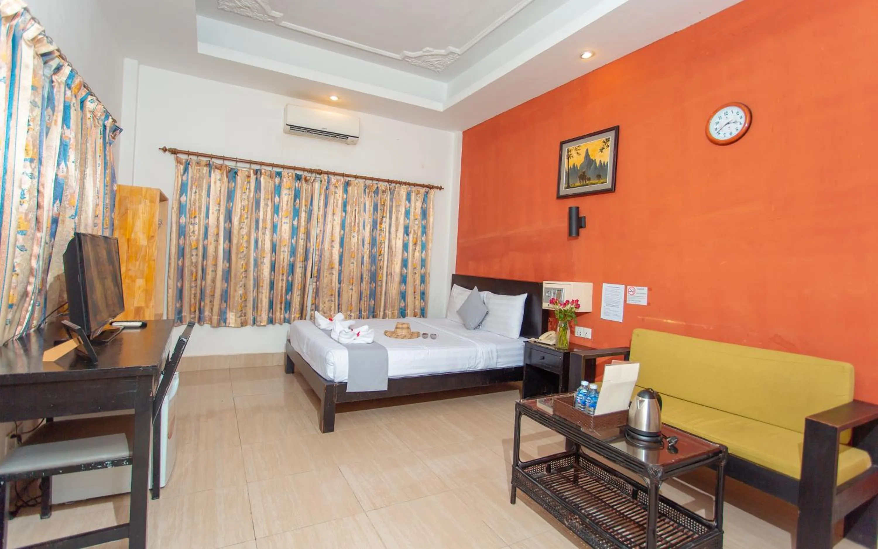 Bedroom, Bed in Best Central Point Hotel