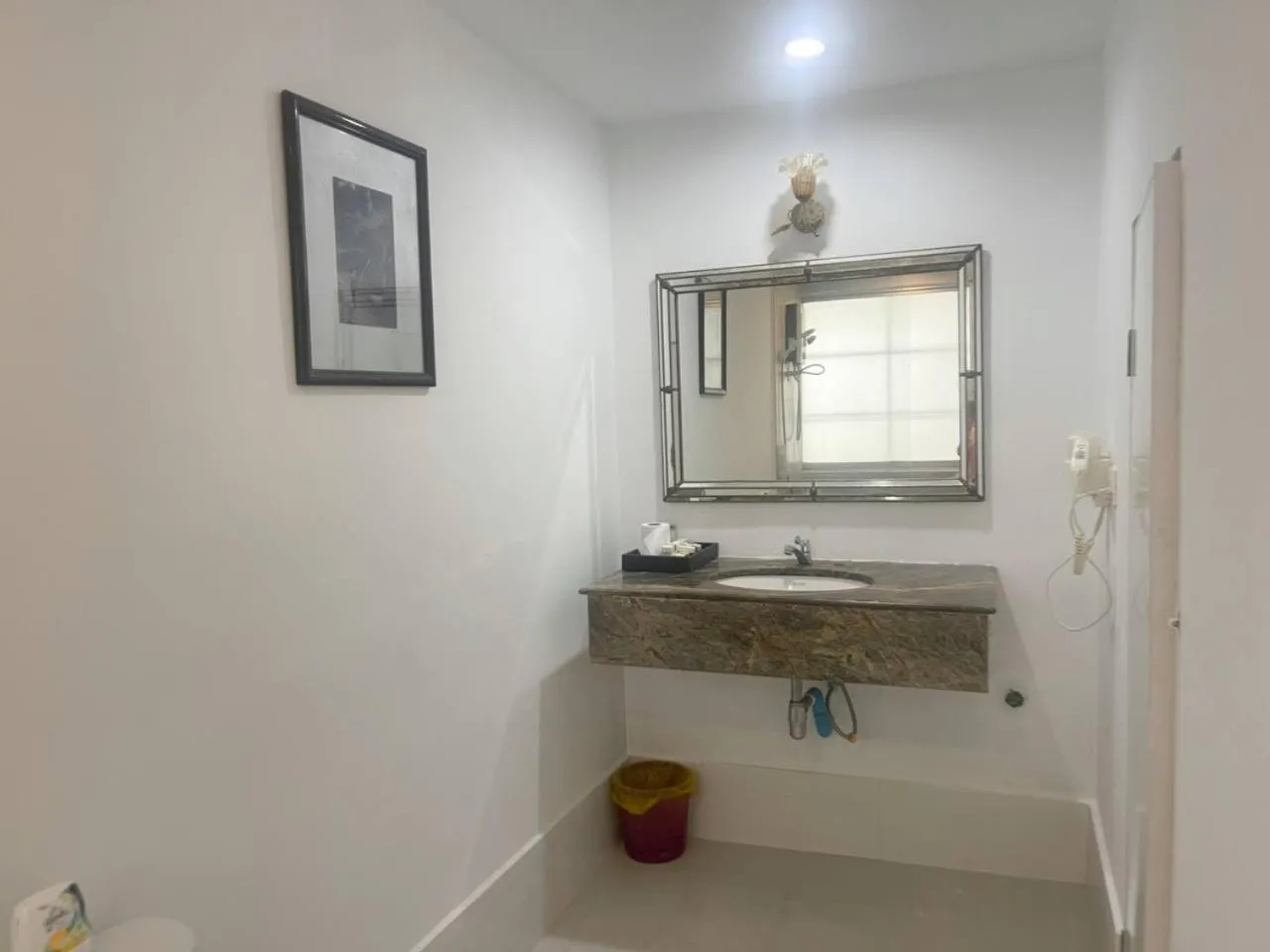 Toilet in Best Central Point Hotel