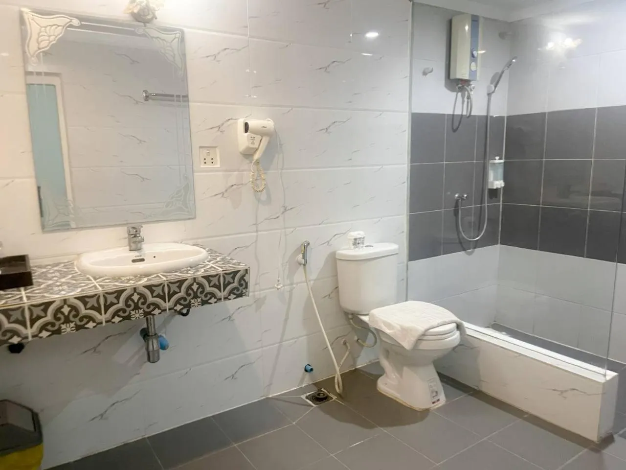 Toilet in Best Central Point Hotel