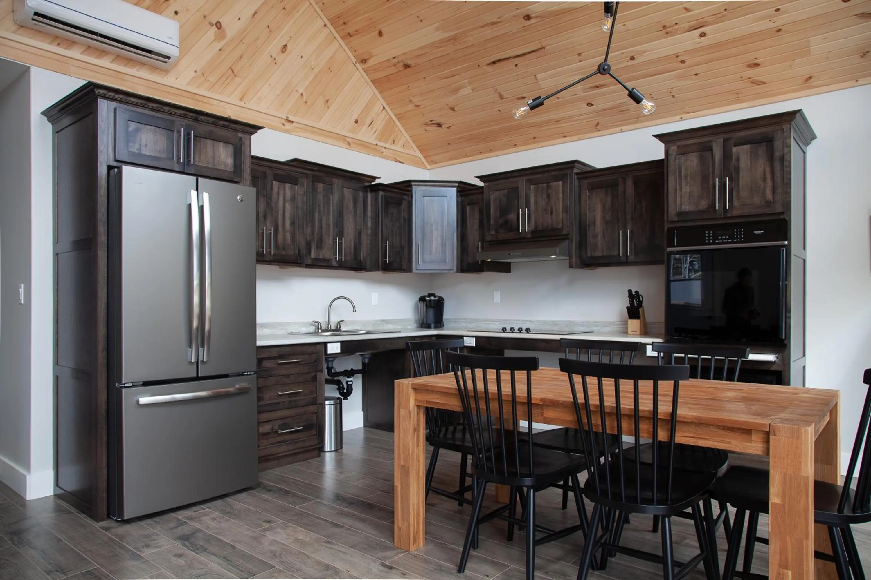 Kitchen or kitchenette in Indian Falls Chalets