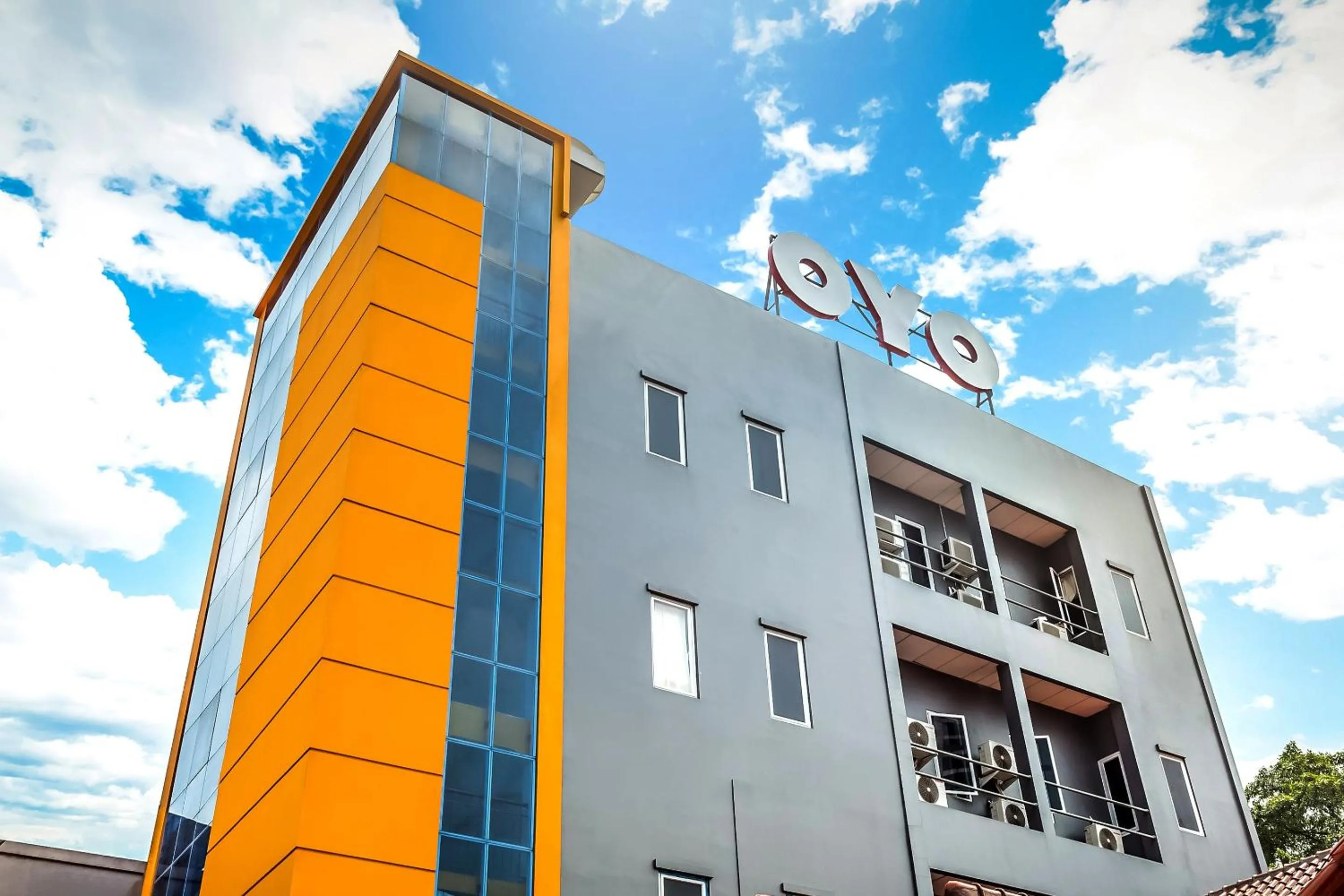 Facade/entrance in Hotel O Sarkawi Residence