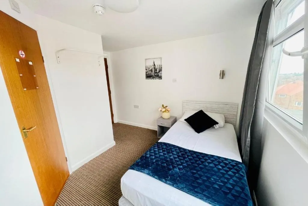 Bedroom, Bed in New Birchfield Hotel