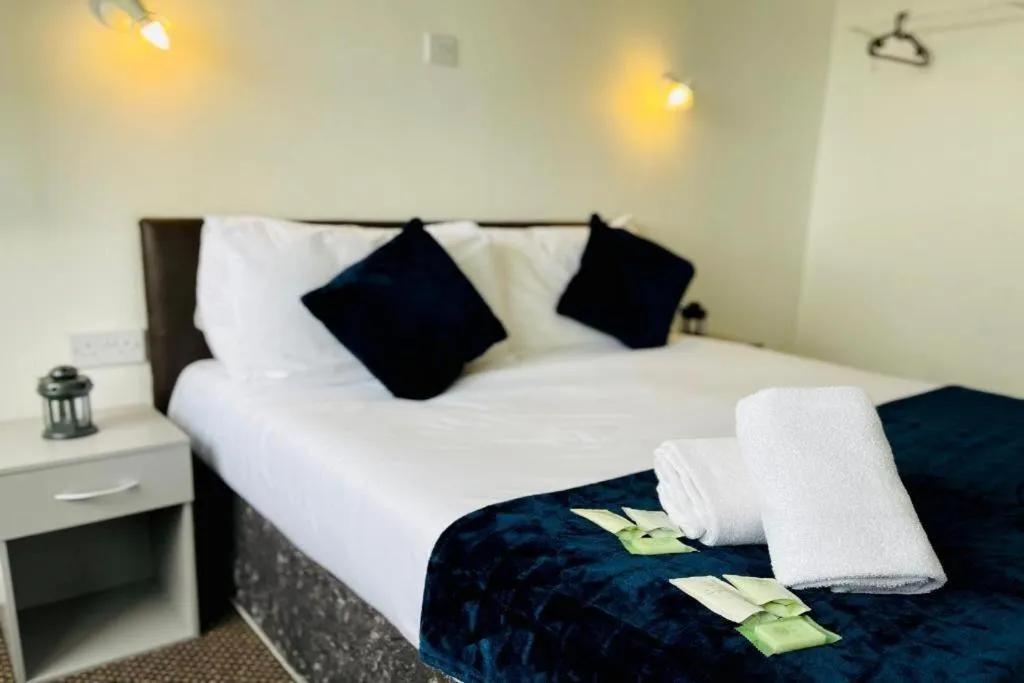 Bedroom, Bed in New Birchfield Hotel