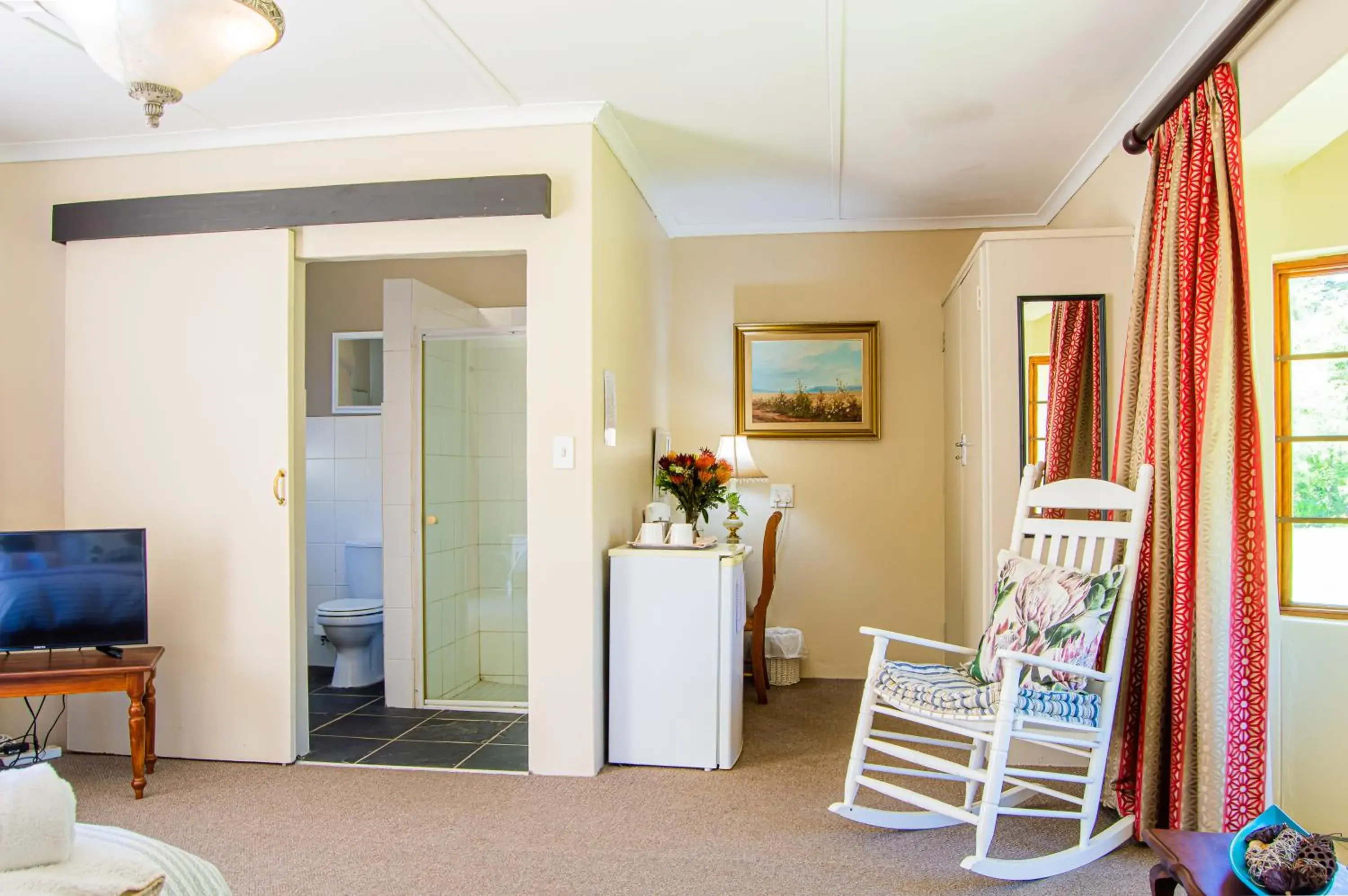 Queen Room with Garden View - single occupancy in Dunroamin Bed and Breakfast Queen Room with Garden View - single occupancy in Dunroamin Bed and Breakfast