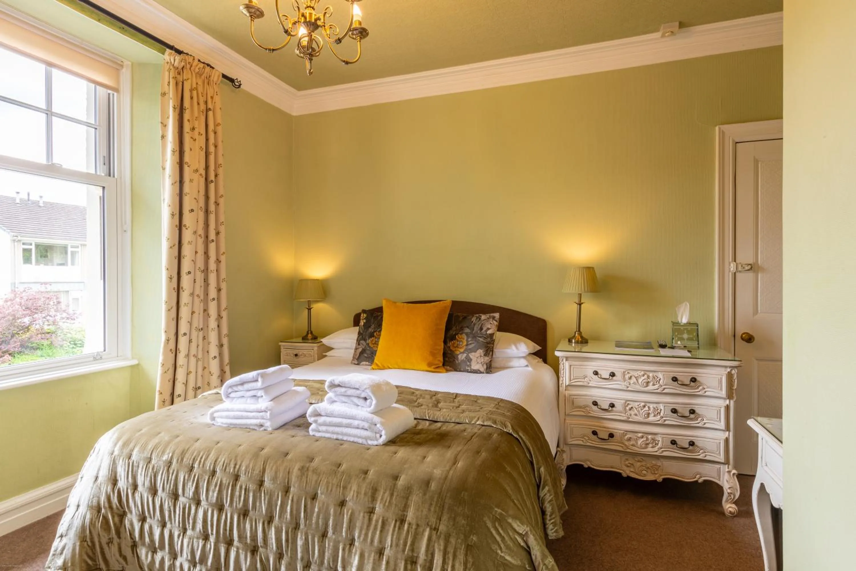 Bedroom, Bed in Oakfold House
