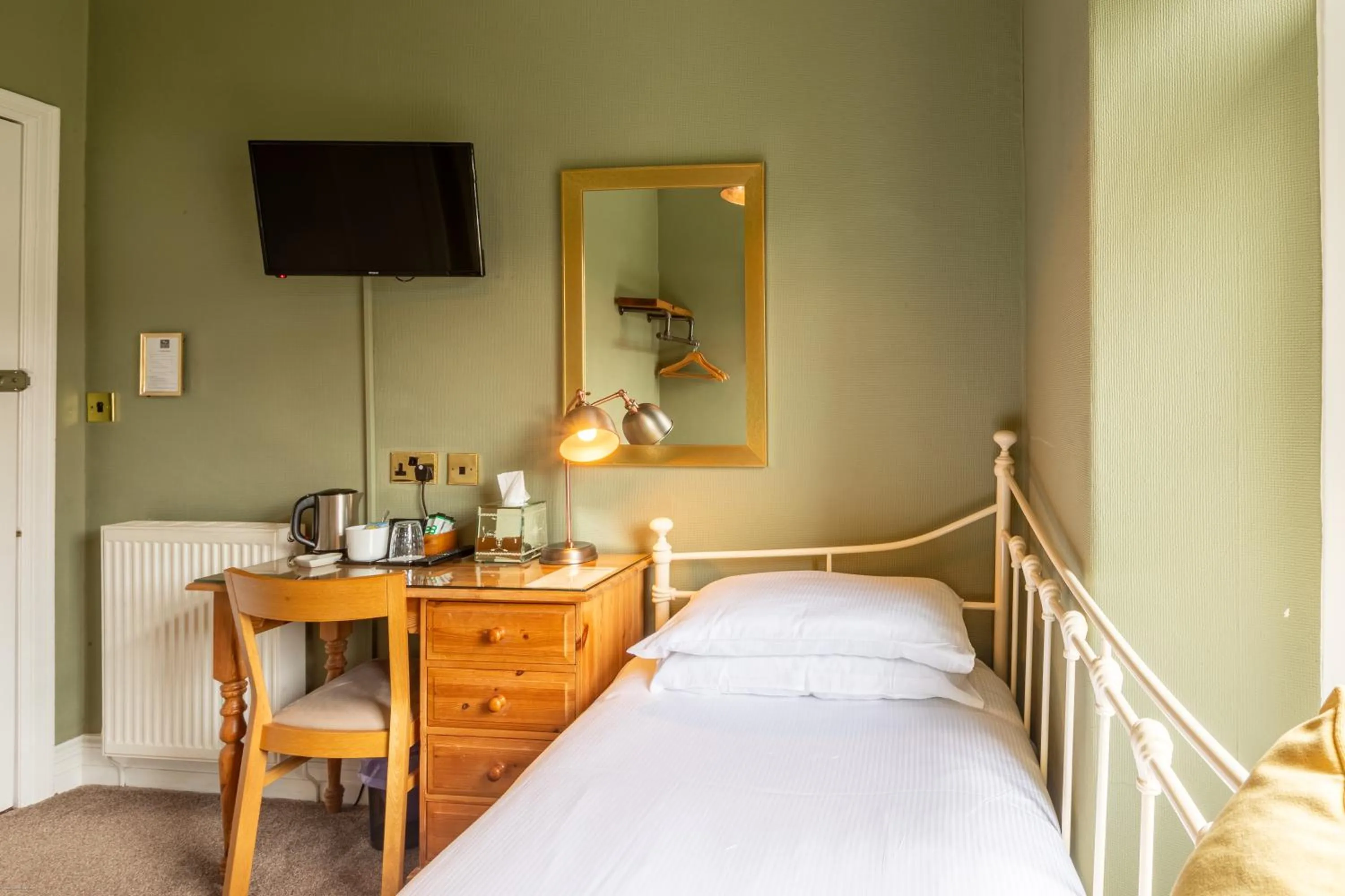 Bedroom, Bed in Oakfold House