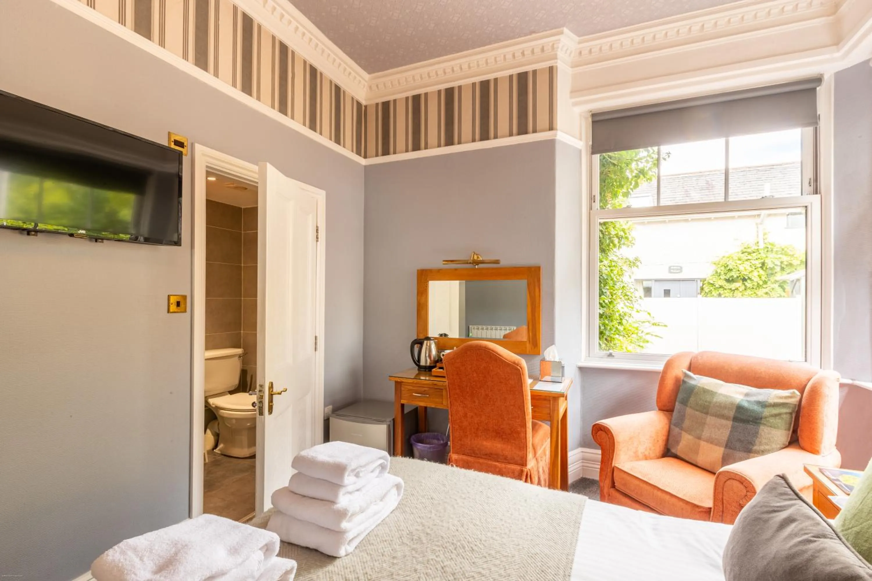 Bathroom, Bed in Oakfold House