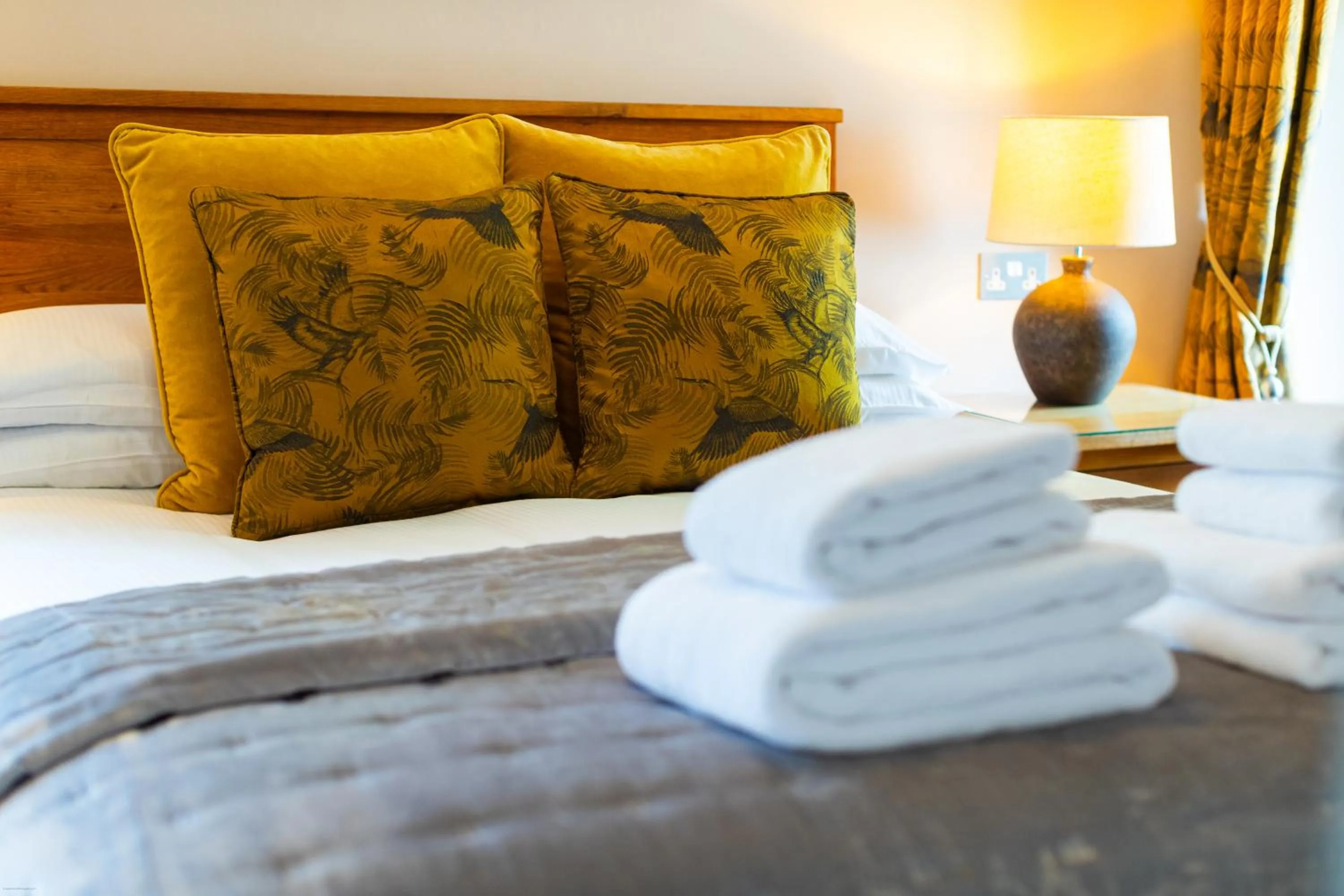 Bedroom, Bed in Oakfold House