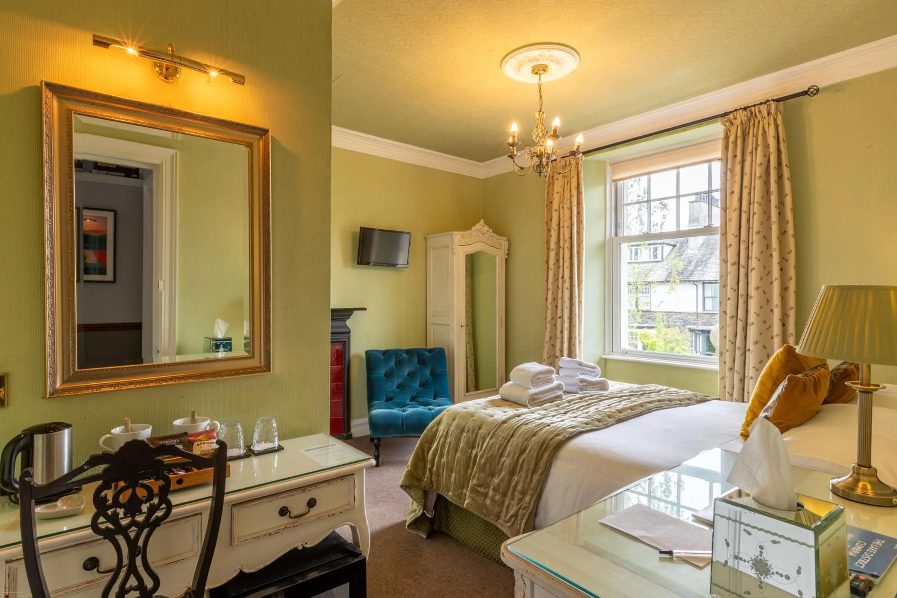 Bedroom, Bed in Oakfold House