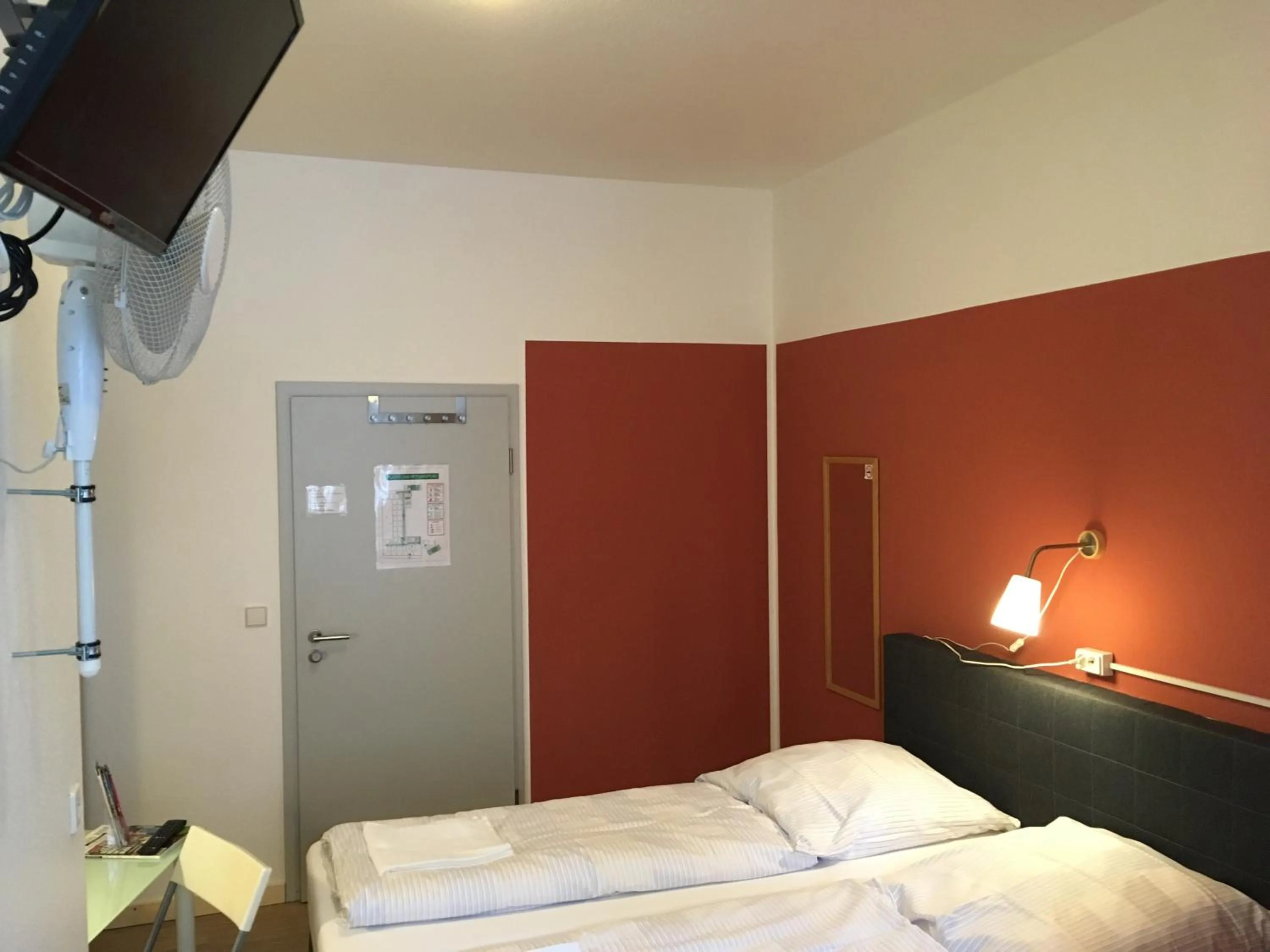 Photo of the whole room, Bed in Hostel Gästehaus Kaiserpassage- Ihr Cityhostel