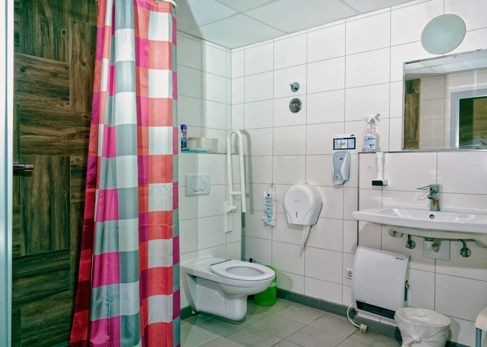 Shower in Hostel Gästehaus Kaiserpassage- Ihr Cityhostel