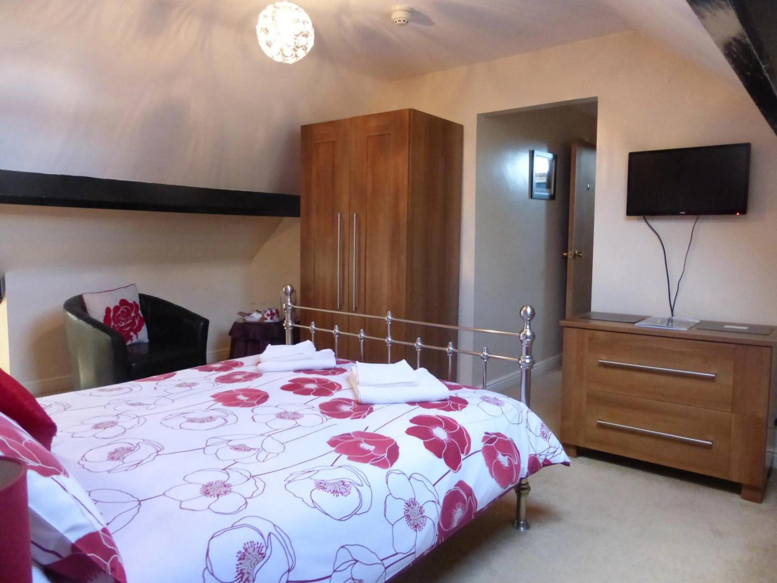 Bedroom, Bed in Launceston Villa