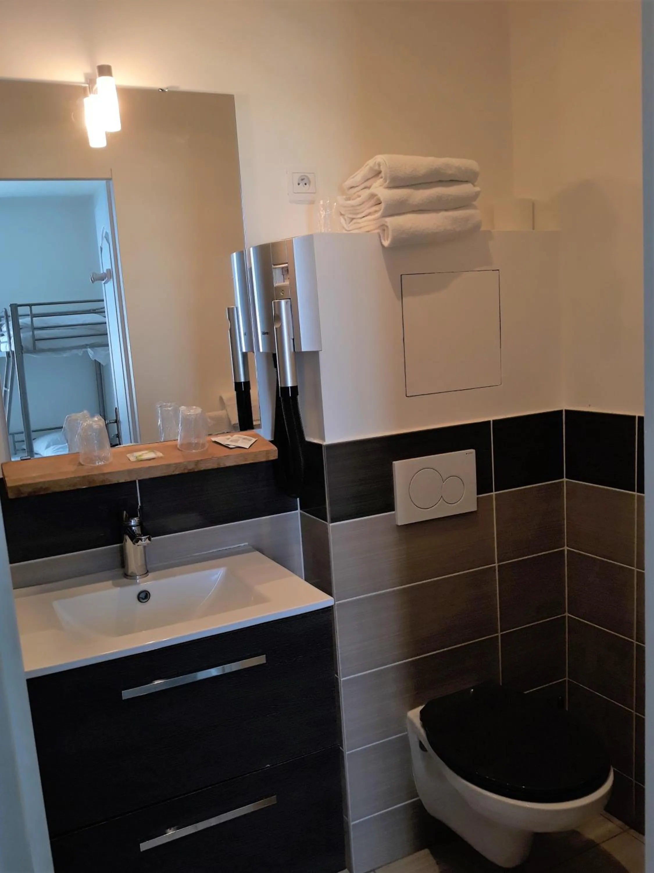 Shower in Hôtel Trianon